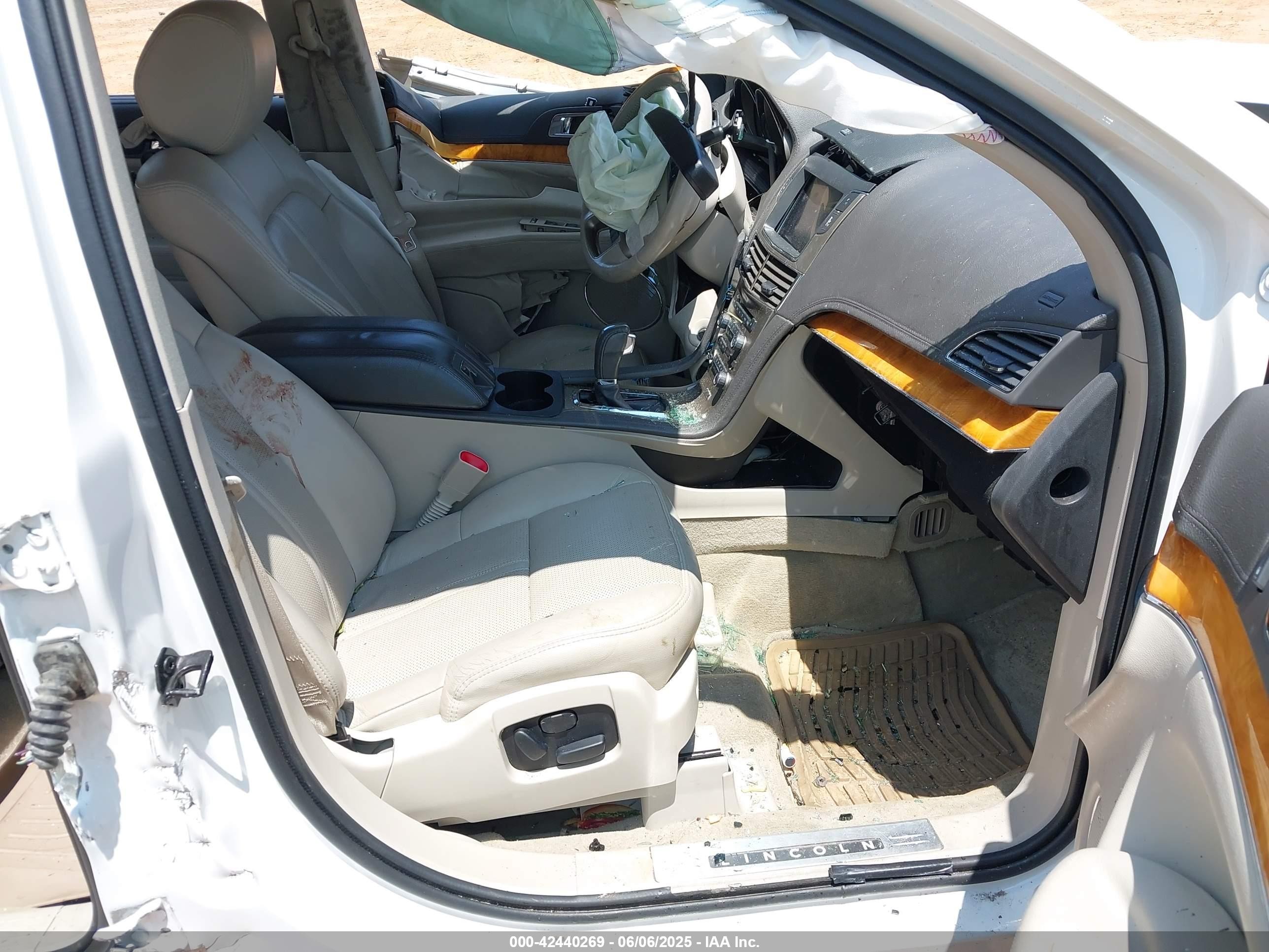 2012 Lincoln Mkt   White vin: 2LMHJ5AT6CBL52895