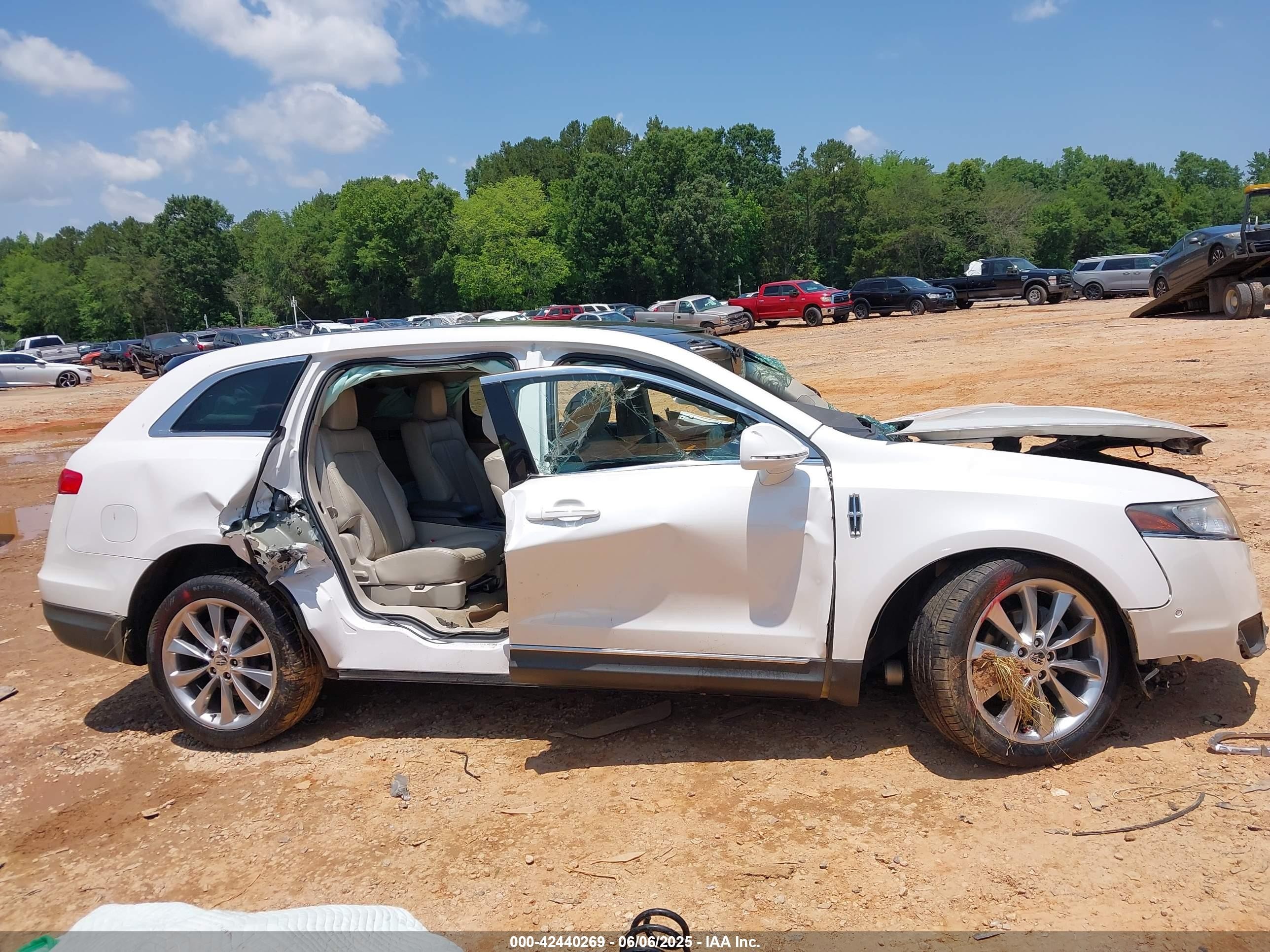 2012 Lincoln Mkt   White vin: 2LMHJ5AT6CBL52895