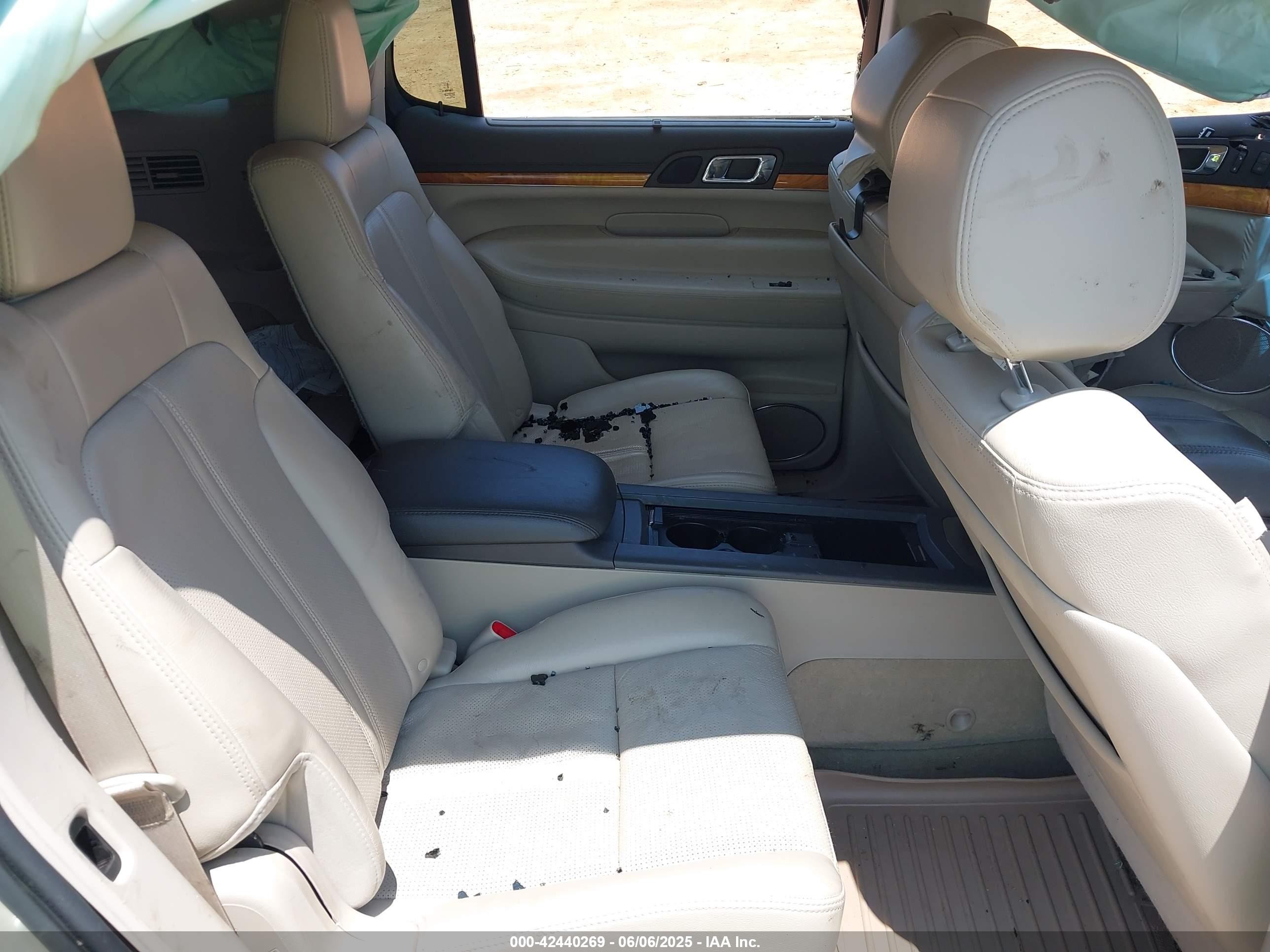 2012 Lincoln Mkt   White vin: 2LMHJ5AT6CBL52895