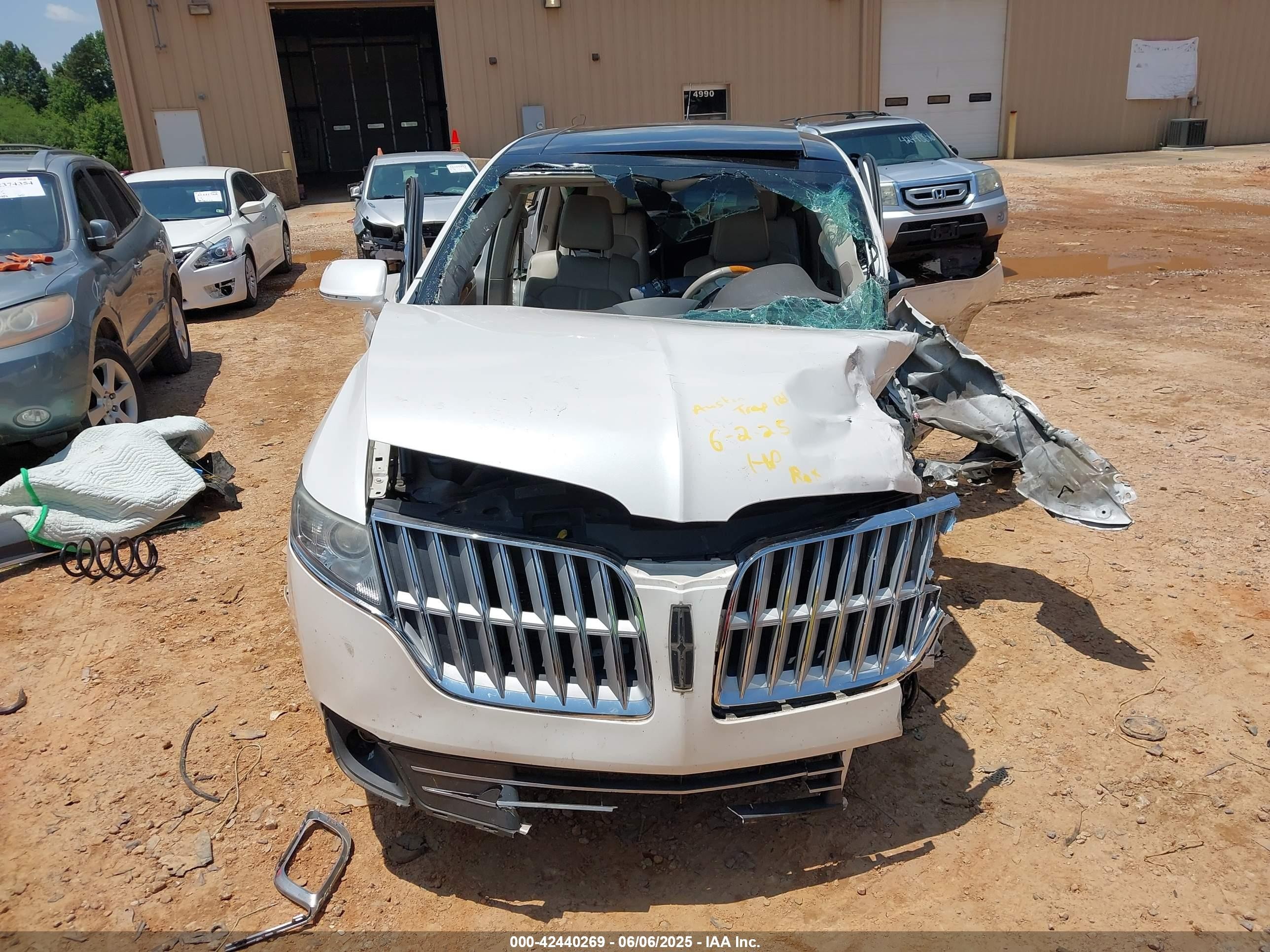 2012 Lincoln Mkt   White vin: 2LMHJ5AT6CBL52895