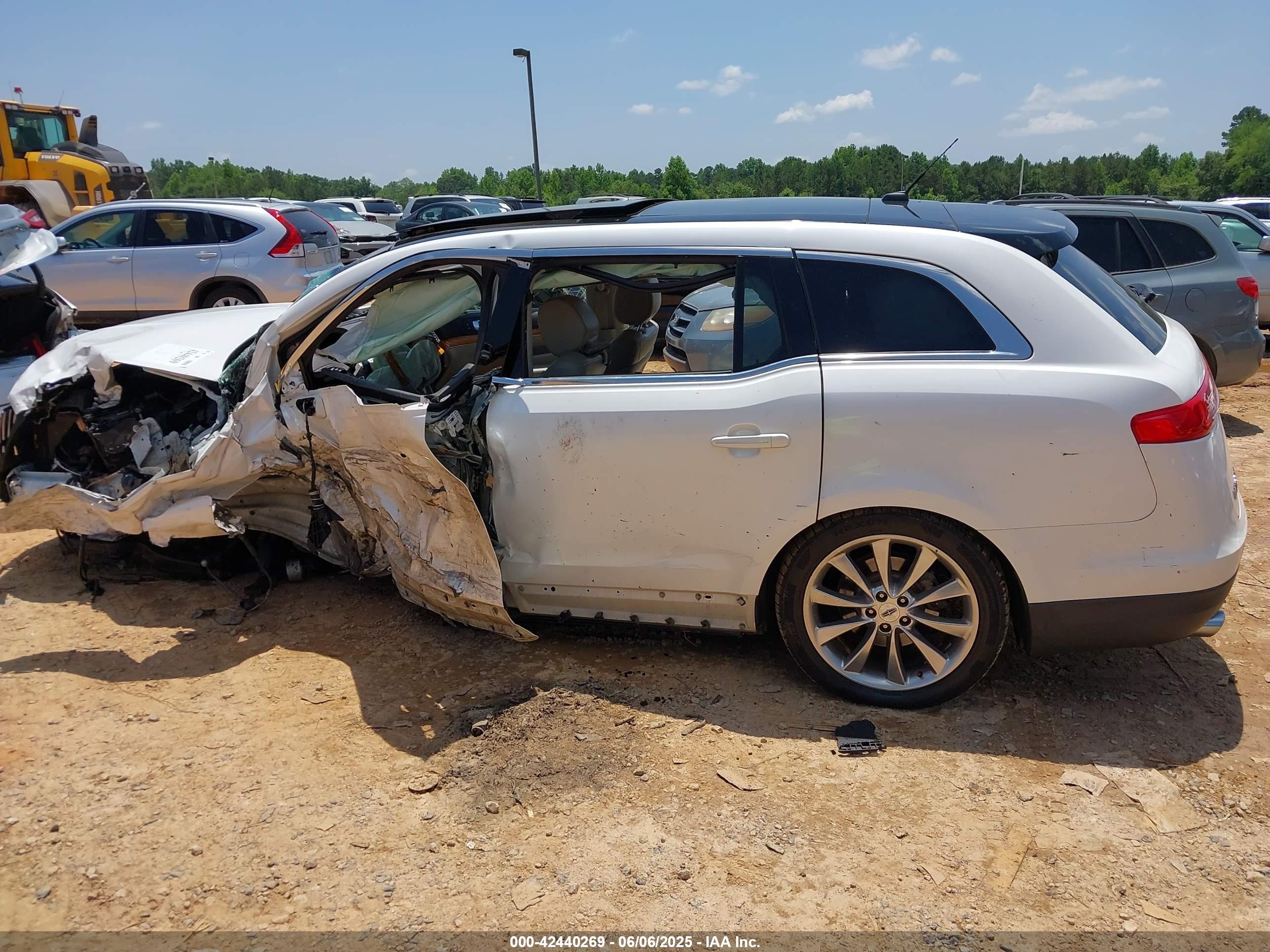 2012 Lincoln Mkt   White vin: 2LMHJ5AT6CBL52895
