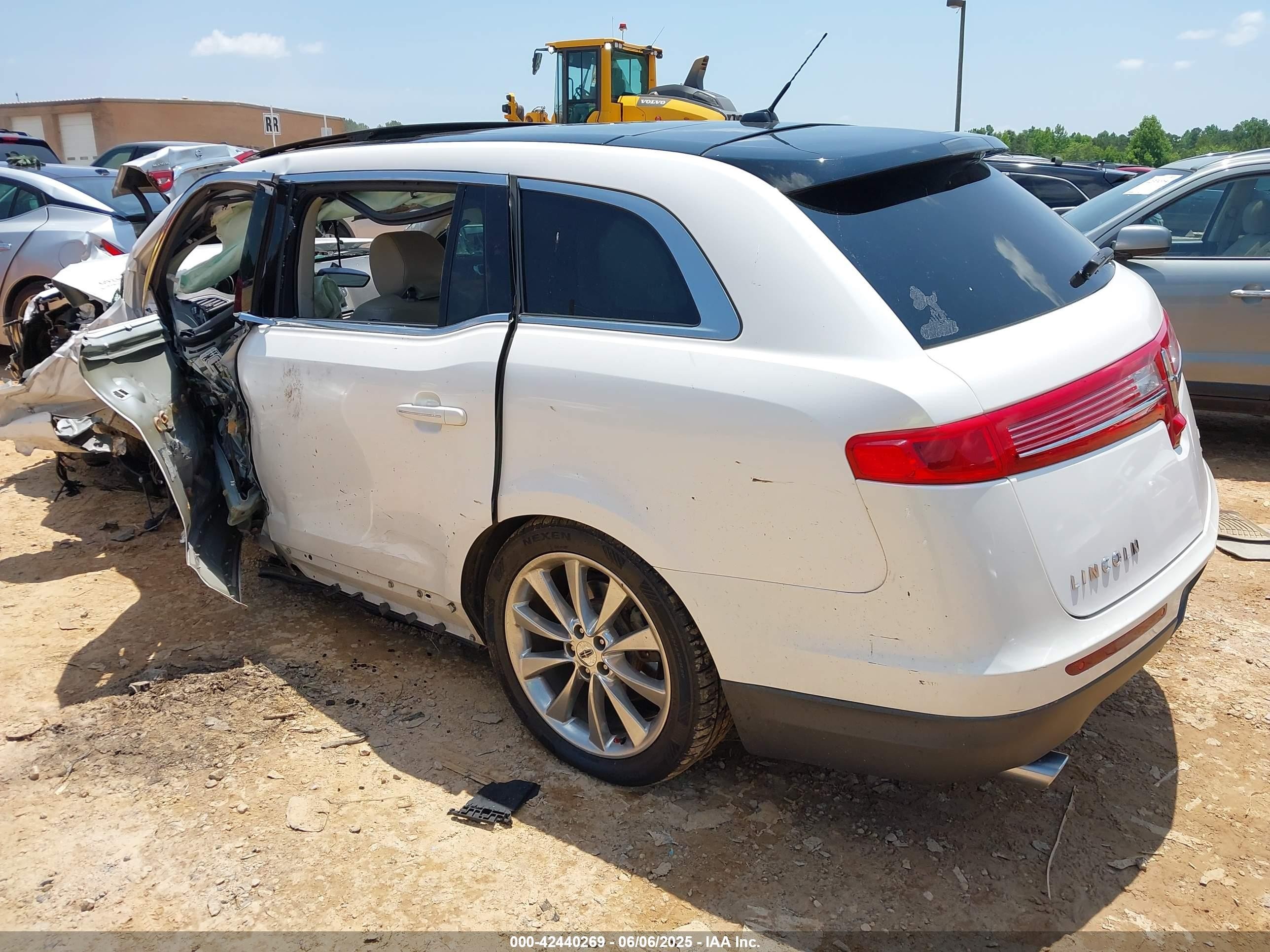 2012 Lincoln Mkt   White vin: 2LMHJ5AT6CBL52895