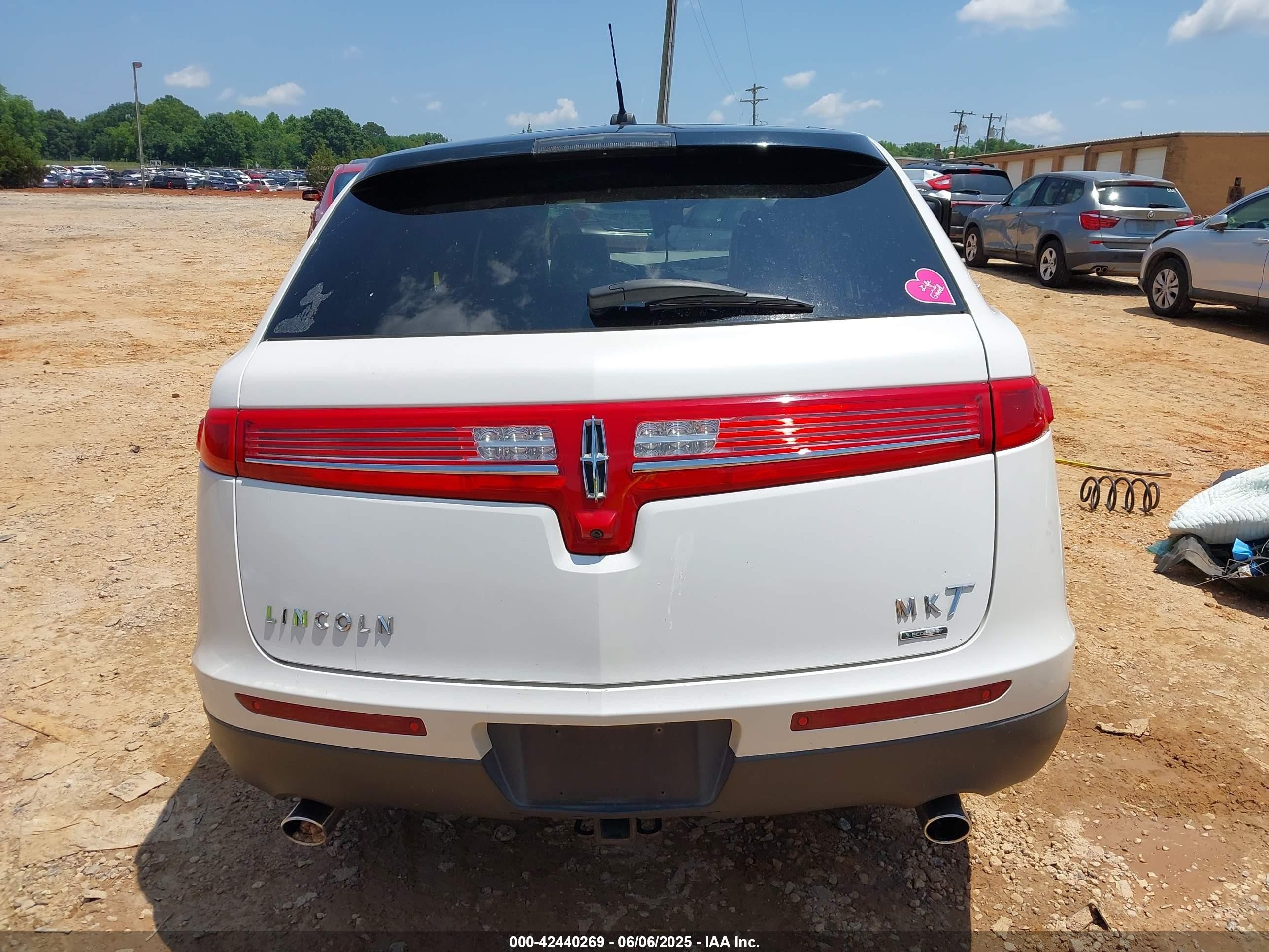 2012 Lincoln Mkt   White vin: 2LMHJ5AT6CBL52895