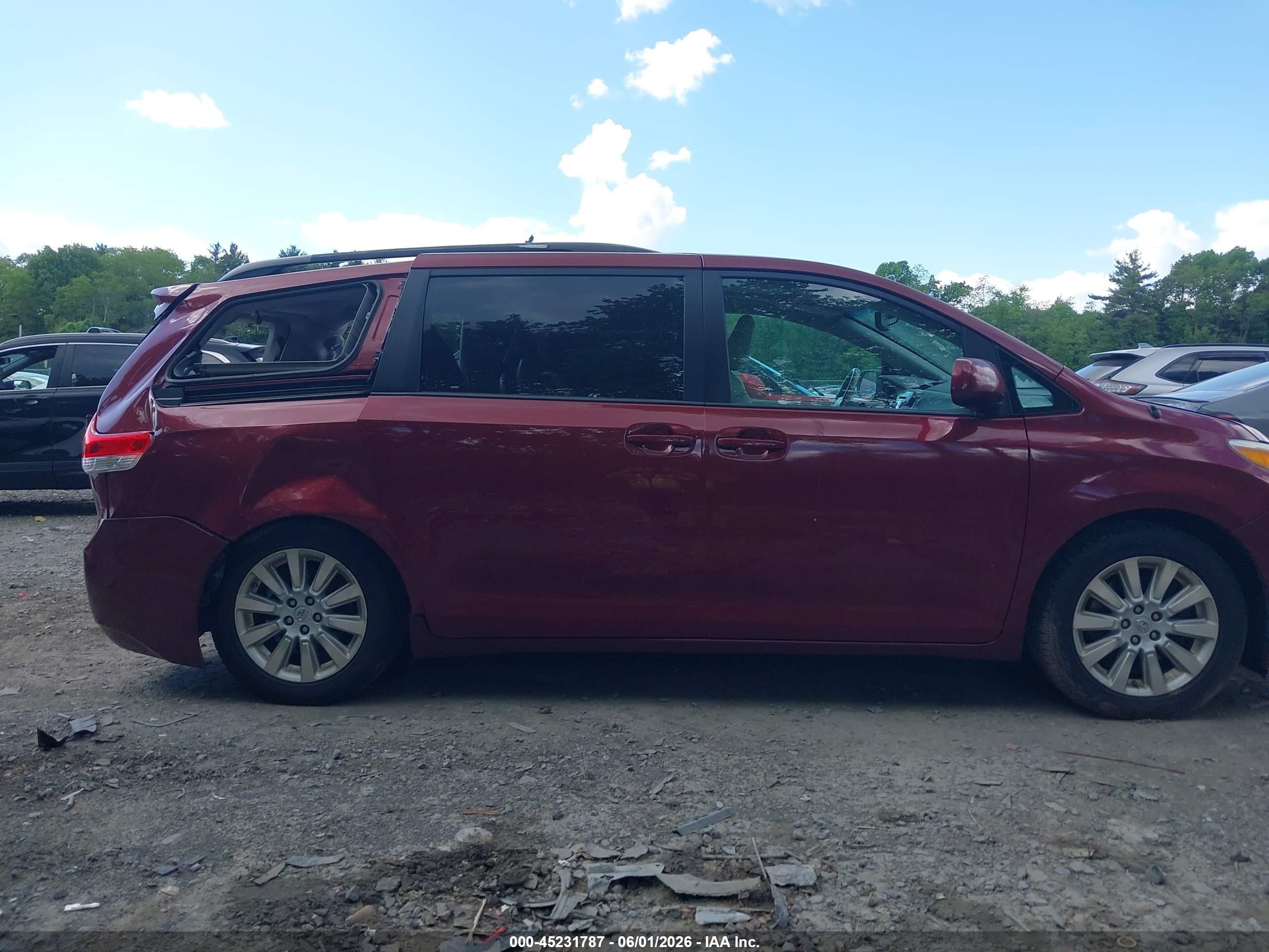 2013 Toyota Sienna Xle/limited Burgundy vin: 5TDDK3DC6DS054665