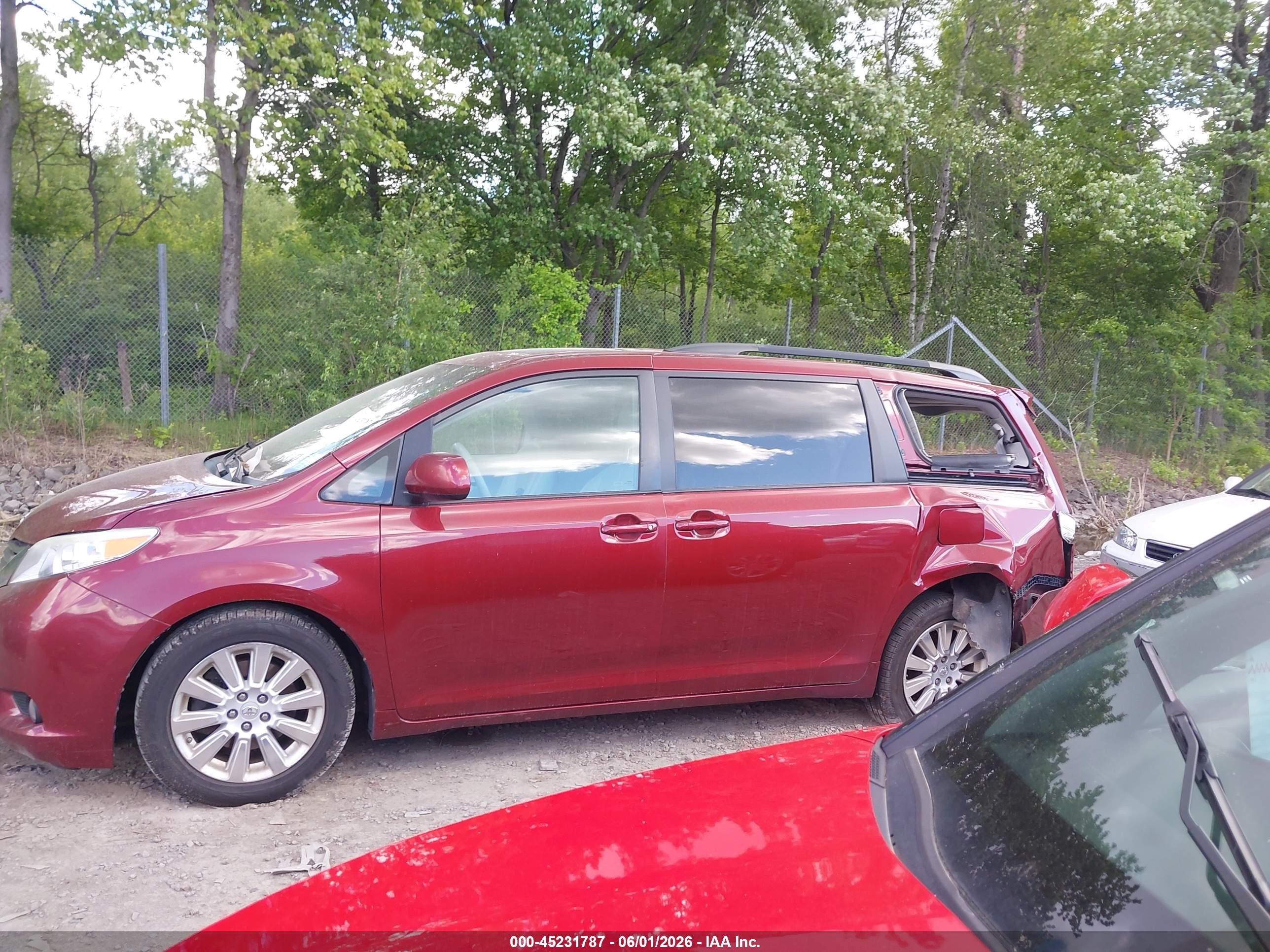 2013 Toyota Sienna Xle/limited Burgundy vin: 5TDDK3DC6DS054665