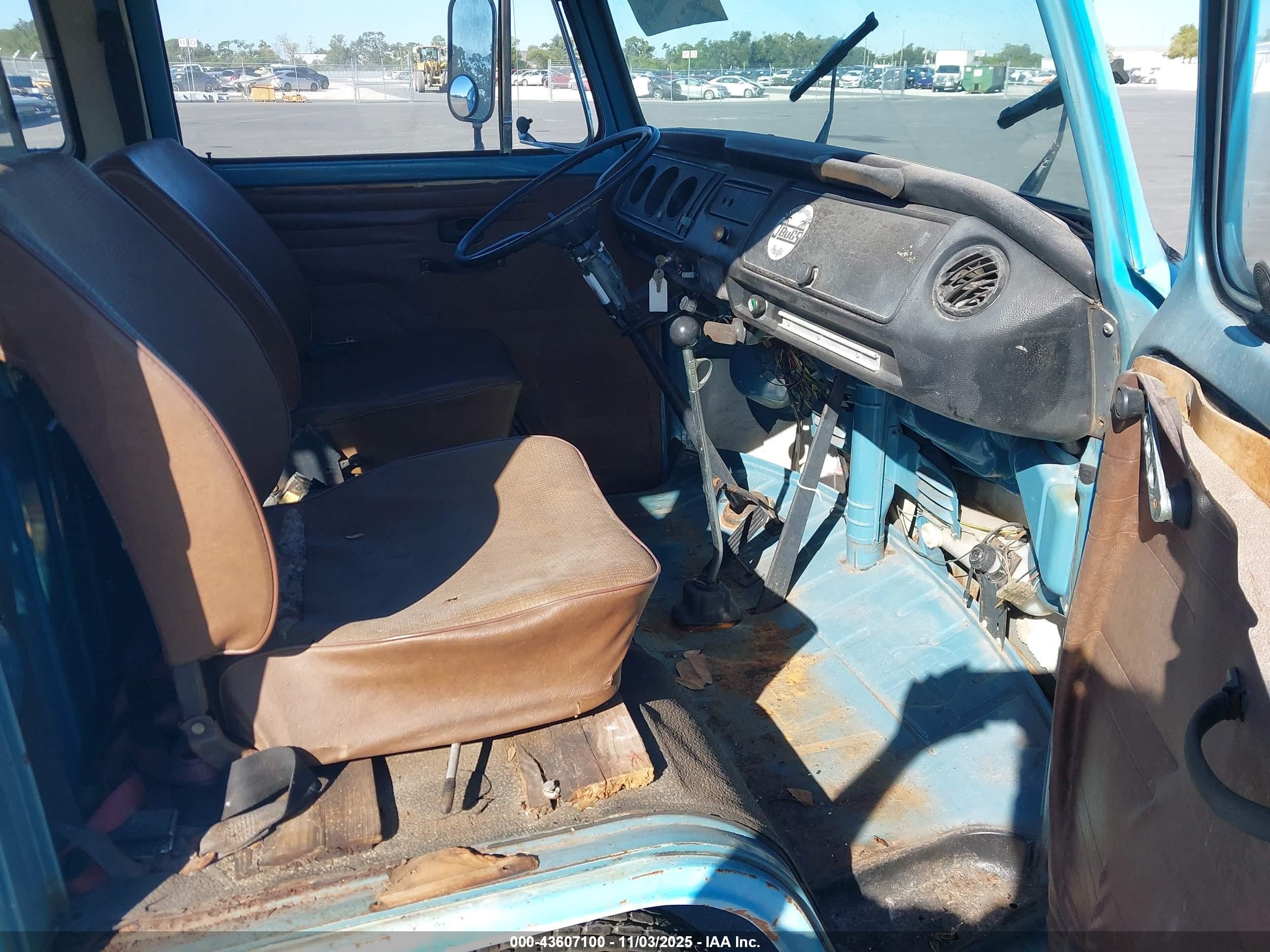 1977 Volkswagen Transporter   Blue vin: 00000002372084507