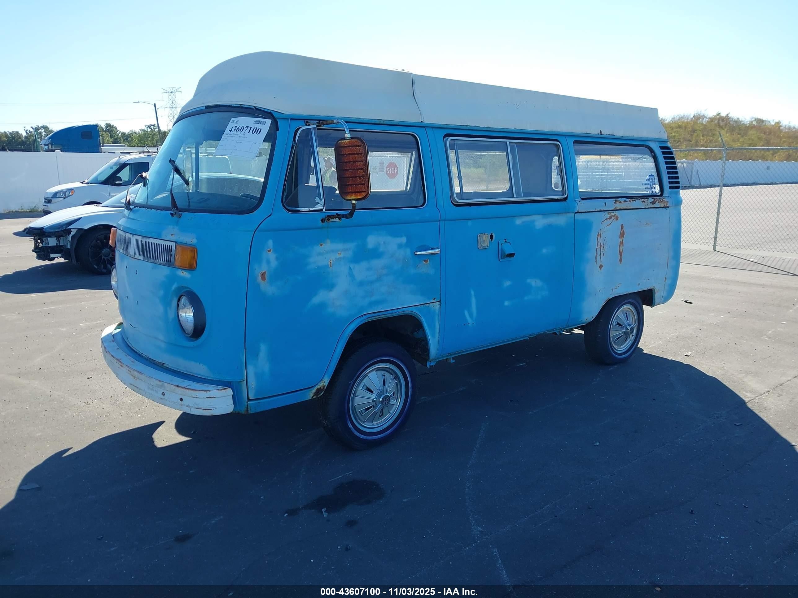 1977 Volkswagen Transporter   Blue vin: 00000002372084507