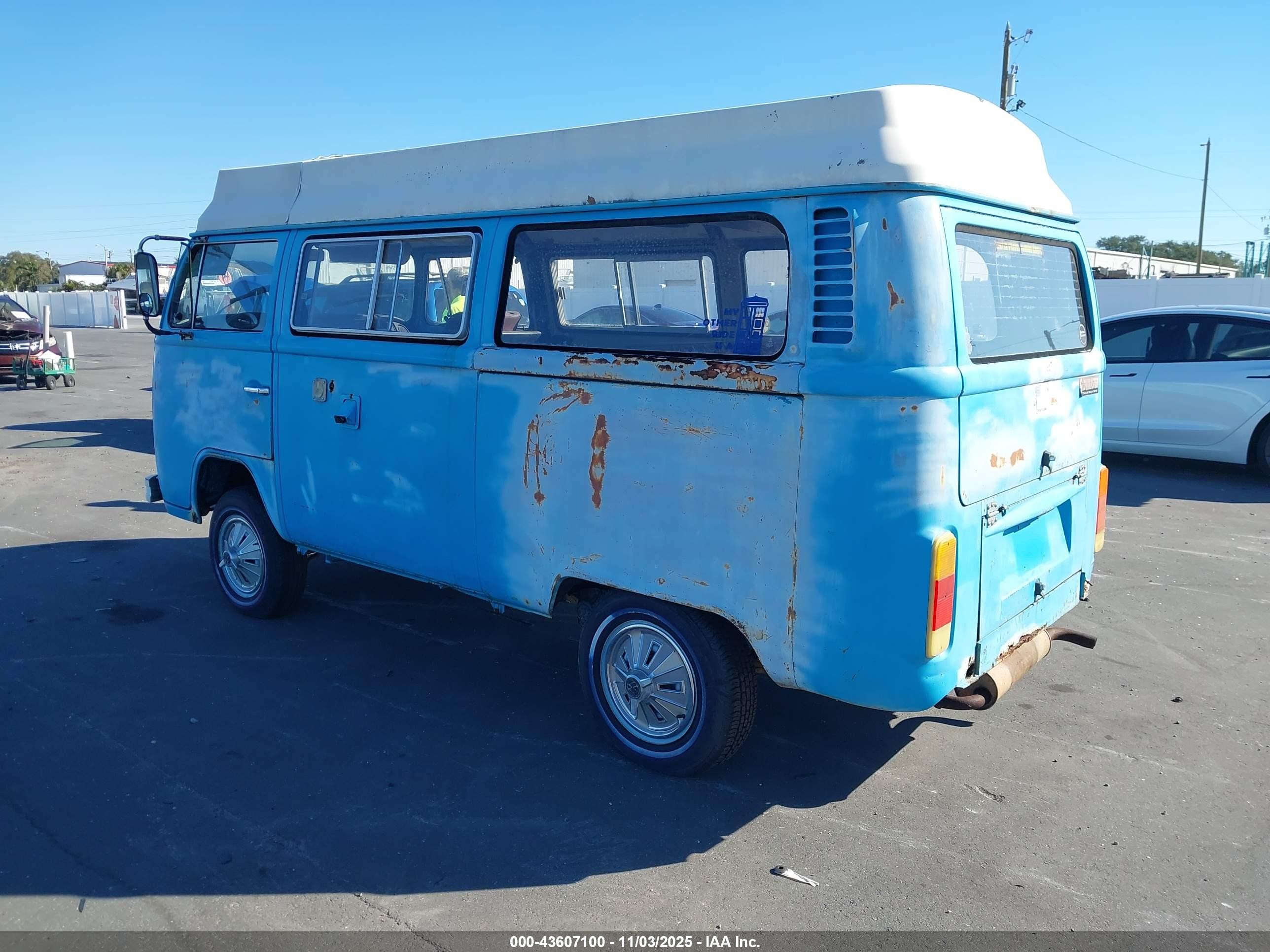 1977 Volkswagen Transporter   Blue vin: 00000002372084507