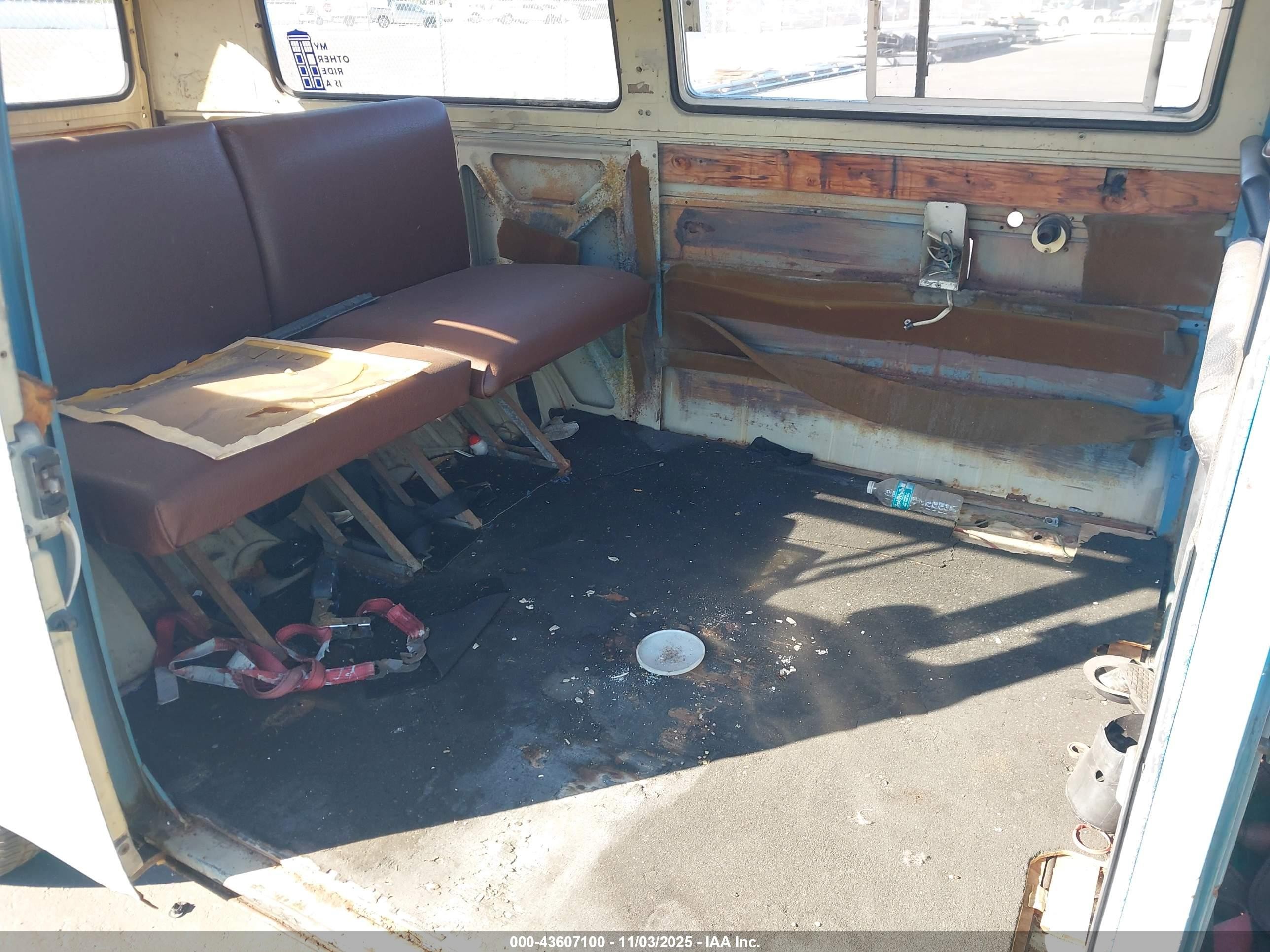 1977 Volkswagen Transporter   Blue vin: 00000002372084507