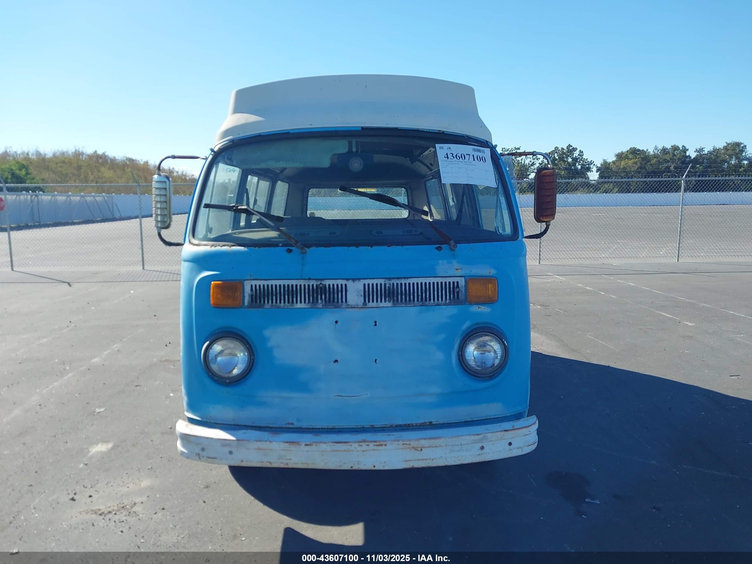 1977 Volkswagen Transporter   Blue vin: 00000002372084507