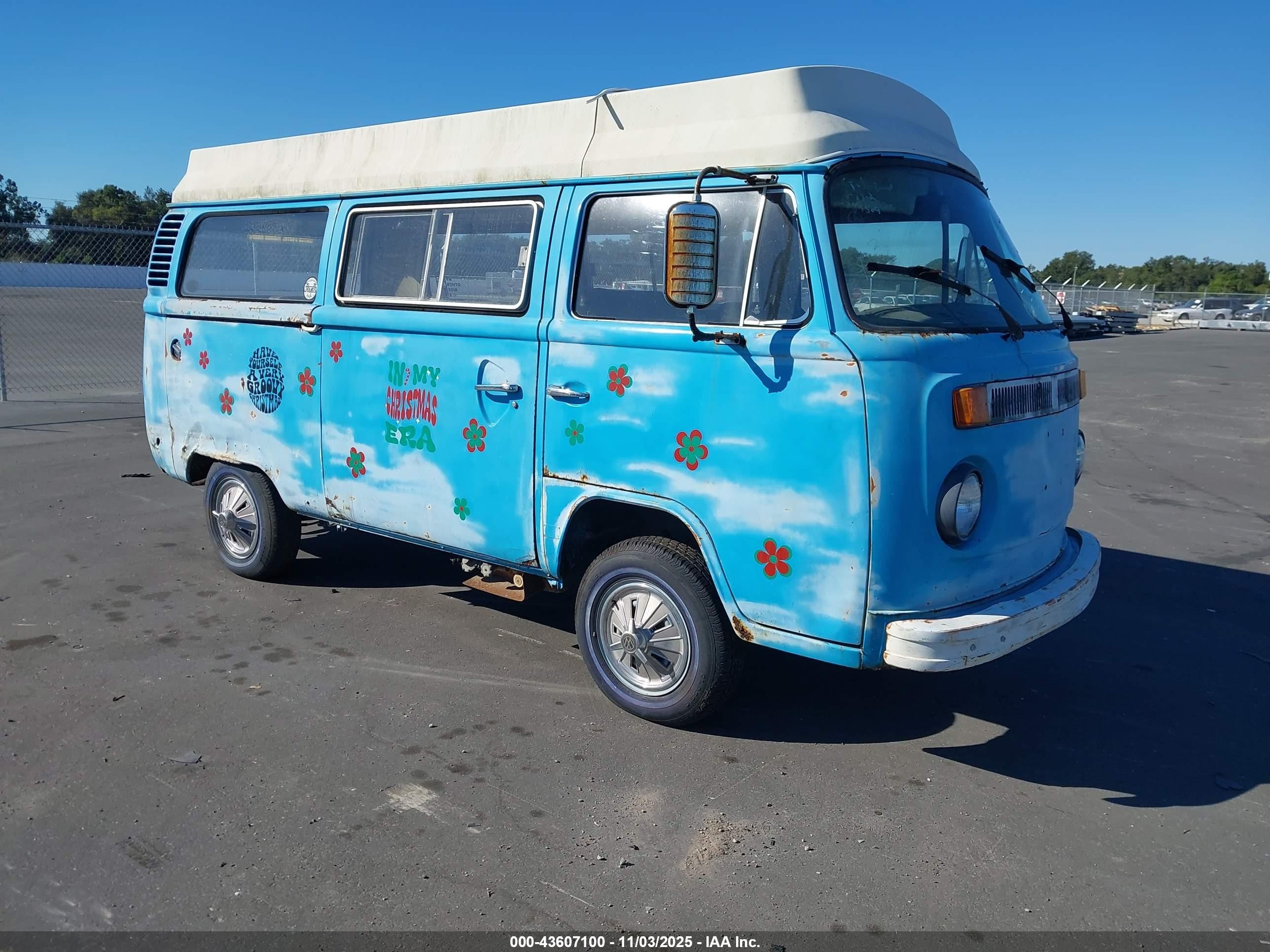 1977 Volkswagen Transporter   Blue vin: 00000002372084507