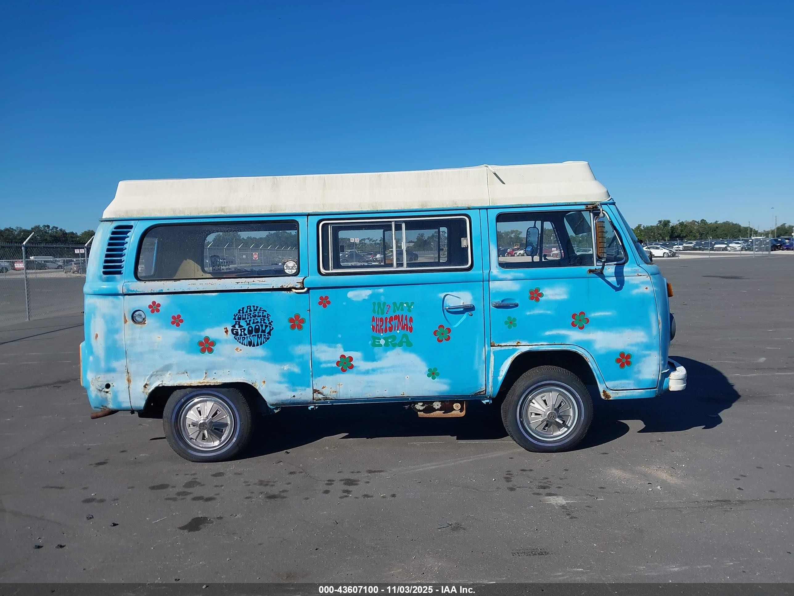 1977 Volkswagen Transporter   Blue vin: 00000002372084507
