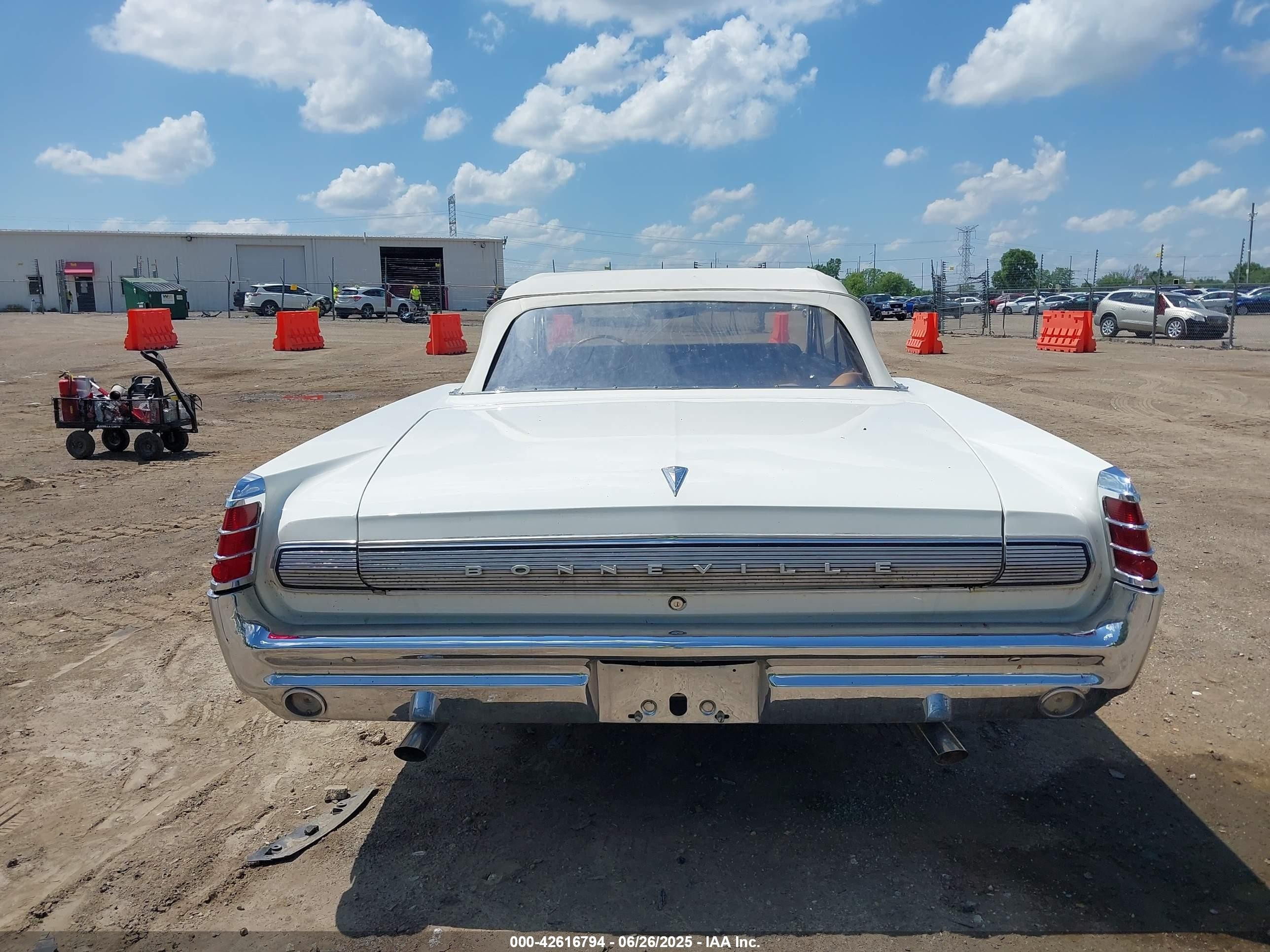 1963 Pontiac Bonneville Can   White vin: 00000863L51113   