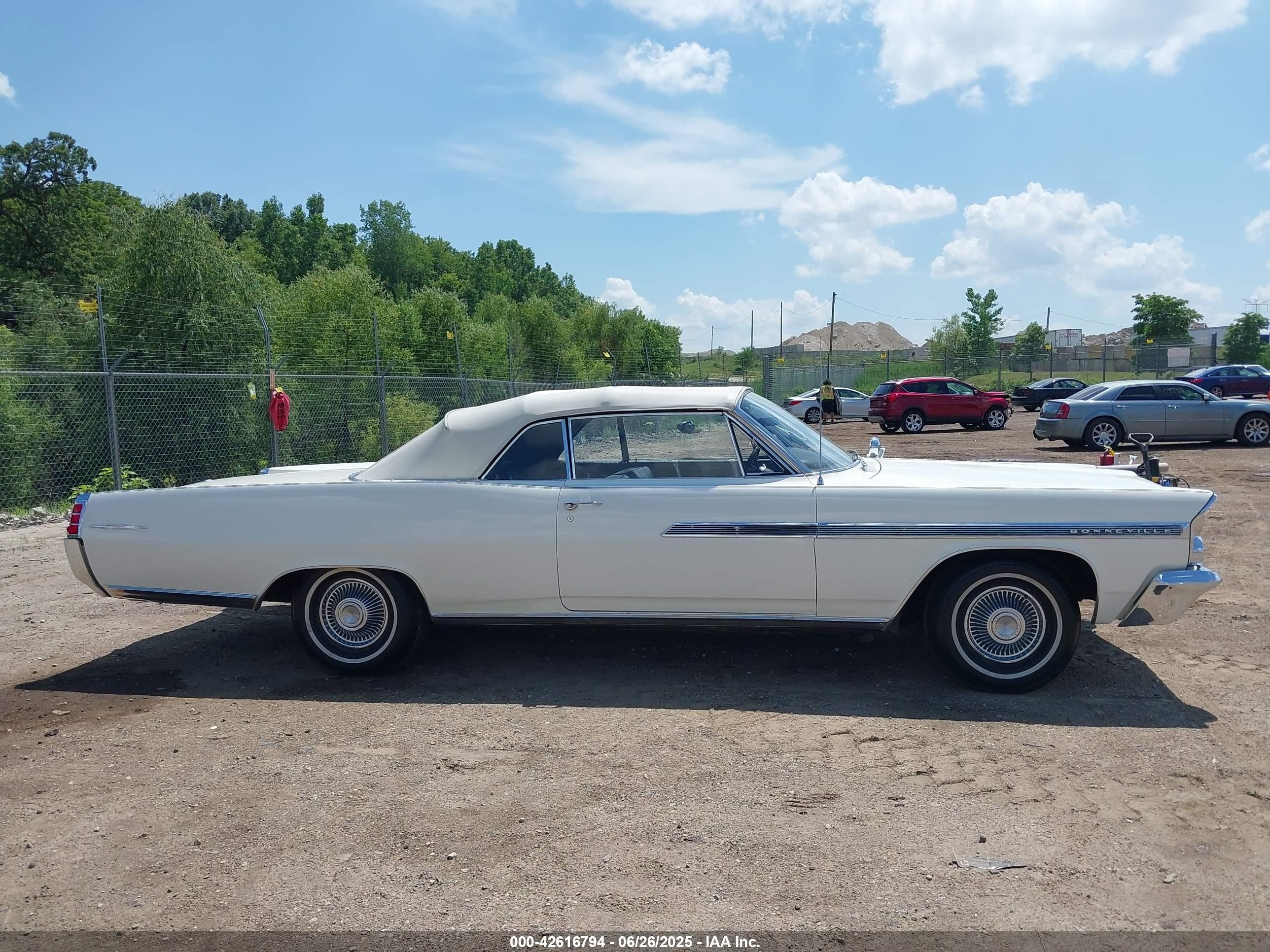 1963 Pontiac Bonneville Can   White vin: 00000863L51113   