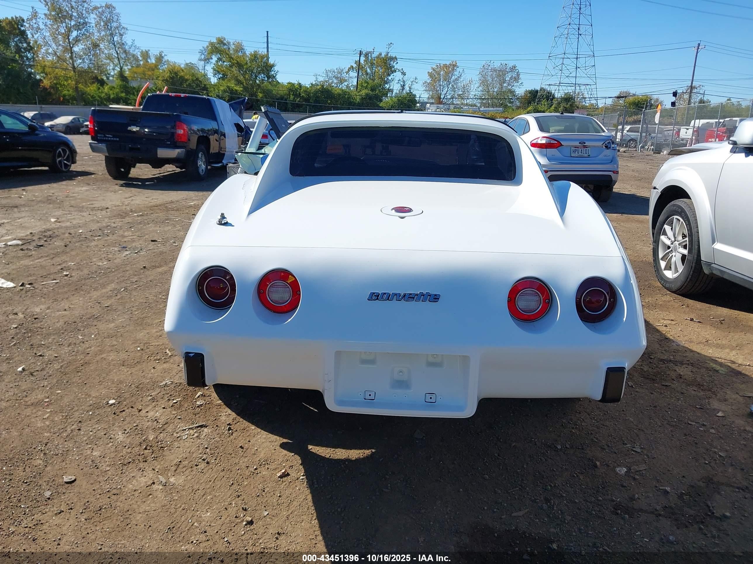 1976 Chevrolet Corvette   White vin: 00001Z37L6S430525