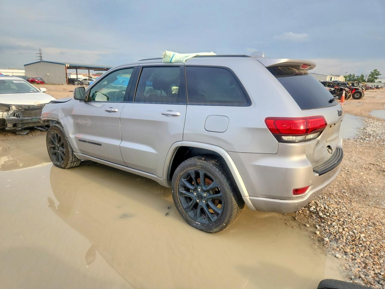 2018 Jeep Grand Cherokee Laredo Серебряный vin: 1C4RJEAGXJC241884