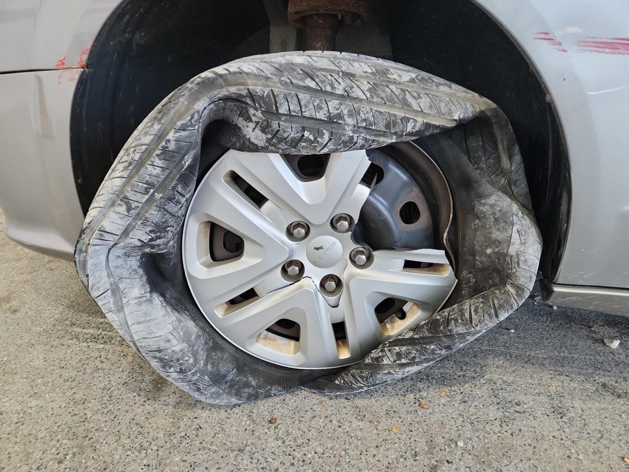 2015 Dodge Grand Caravan Se Серебряный vin: 2C4RDGBG6FR549991 Damage: Left Front Wheel, Broken, Replacement Required