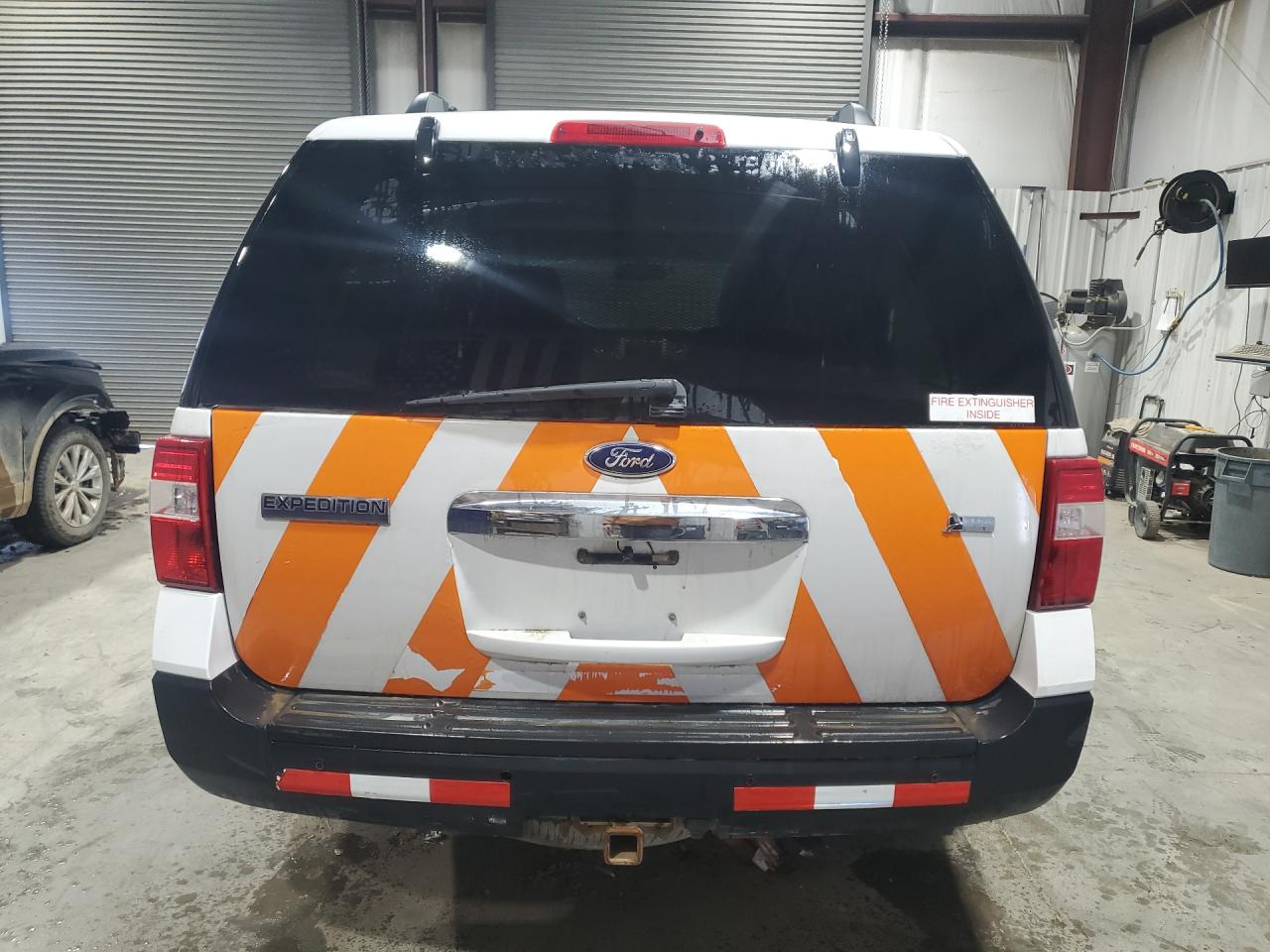 2014 Ford Expedition Xl White vin: 1FMJU1G57EEF47871 Damage: Lift Gate, Dent(S) W/ Paint Dmg, > 12 Inches