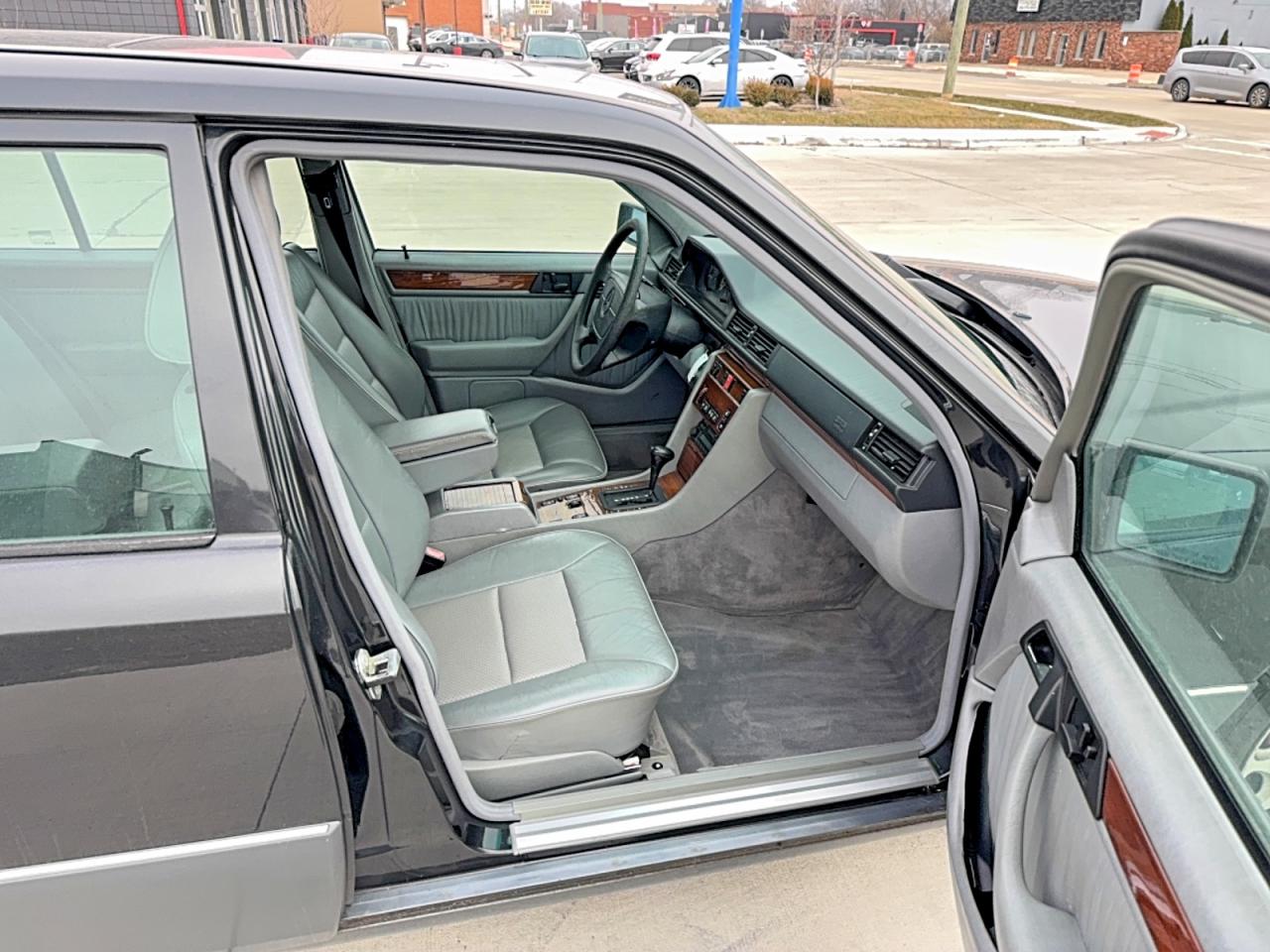 1995 Mercedes-benz E 320 Base Charcoal vin: WDBEA32E0SC200311