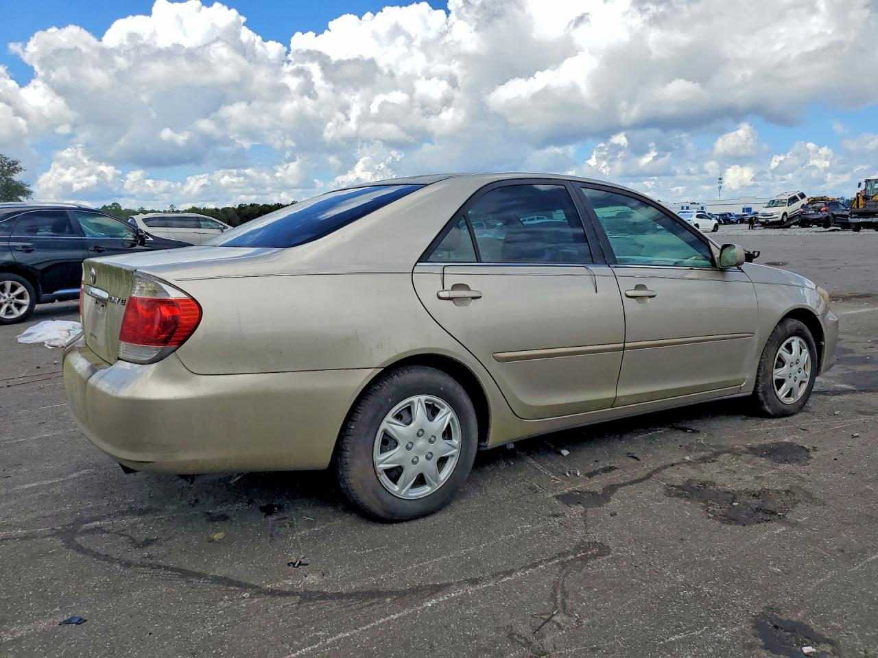 2005 Toyota Camry Le Gold vin: 4T1BE32K35U393322