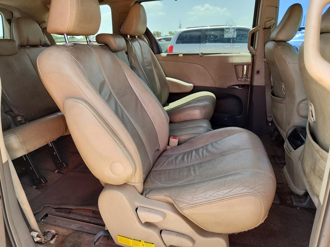 2014 Toyota Sienna Xle 8-passenger Beige vin: 5TDYK3DC7ES456102