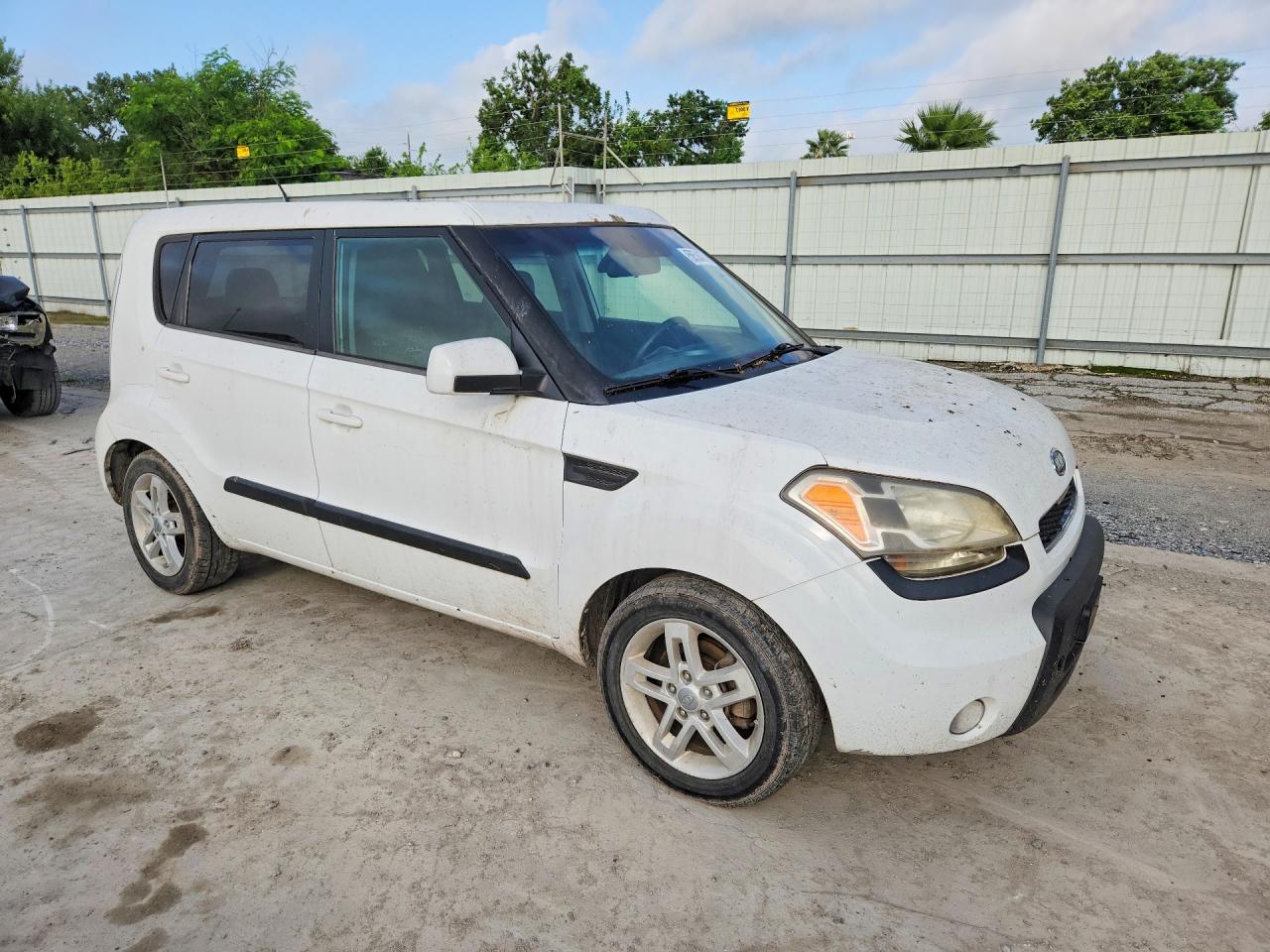 2011 Kia Soul + White vin: KNDJT2A21B7715600