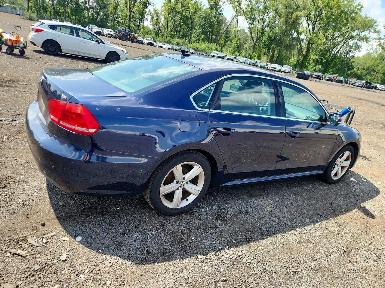2014 Volkswagen Passat S Синий vin: 1VWAT7A32EC058921