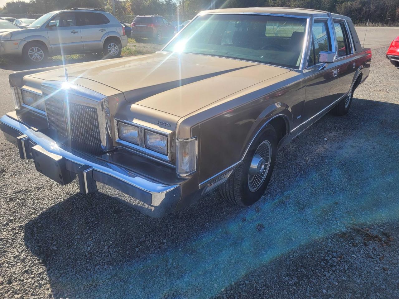 1988 Lincoln Town Car Signature Gold vin: 1LNBM82F3JY787229