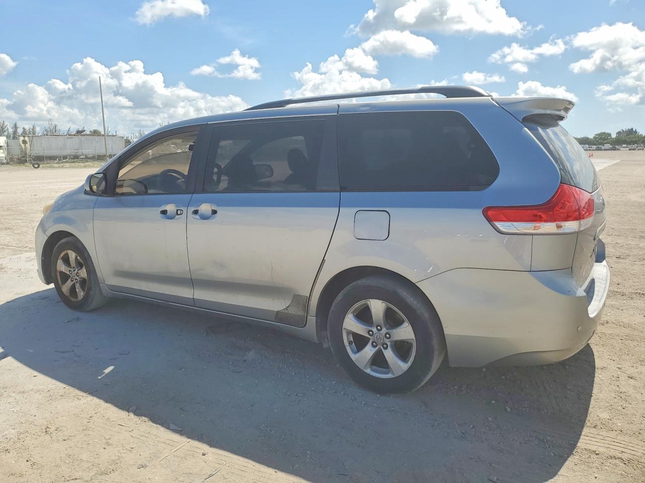 2011 Toyota Sienna Le Серебряный vin: 5TDKK3DC3BS005086