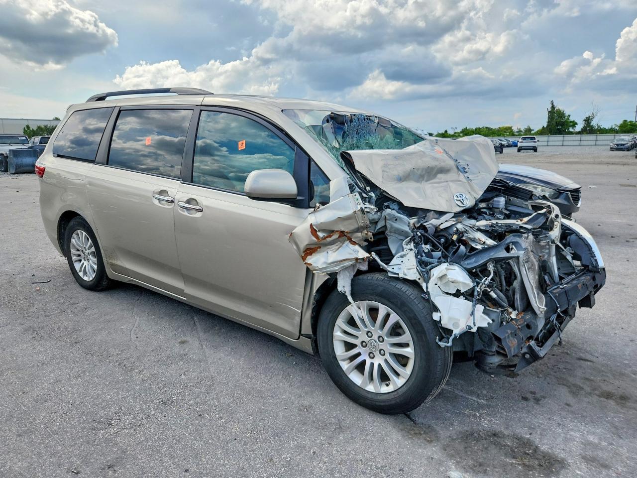 2015 Toyota Sienna Xle 8-passenger Tan vin: 5TDYK3DC9FS662099