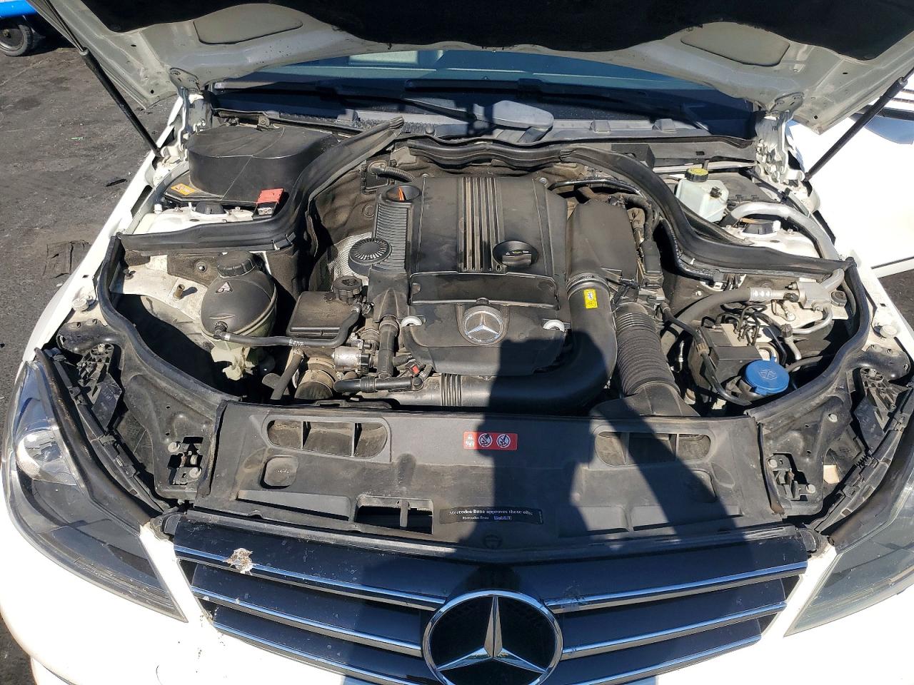 2014 Mercedes-benz C 250 White vin: WDDGF4HB1EG239426
