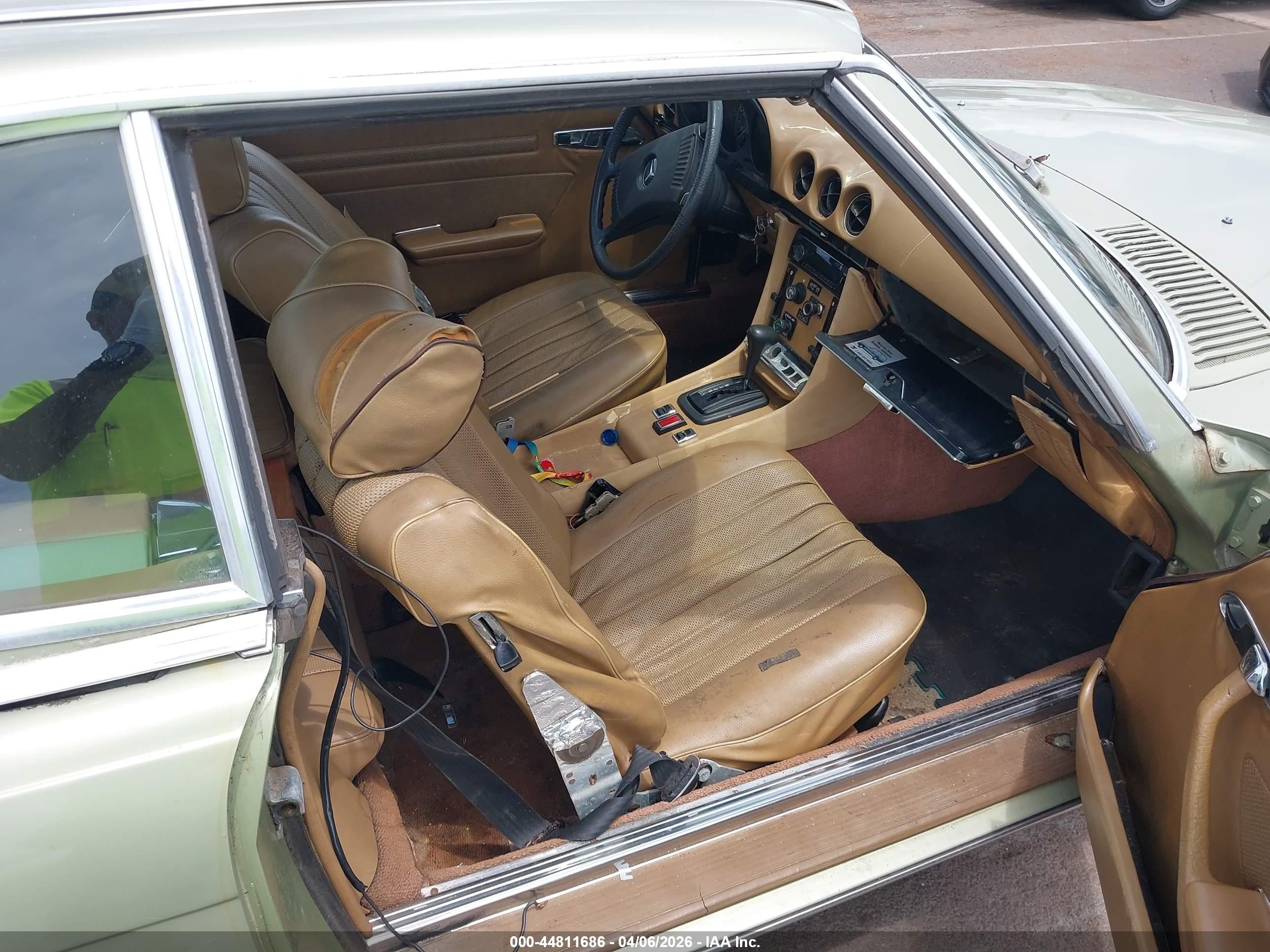 1974 Mercedes-benz 450   Gold vin: 10704412016415   