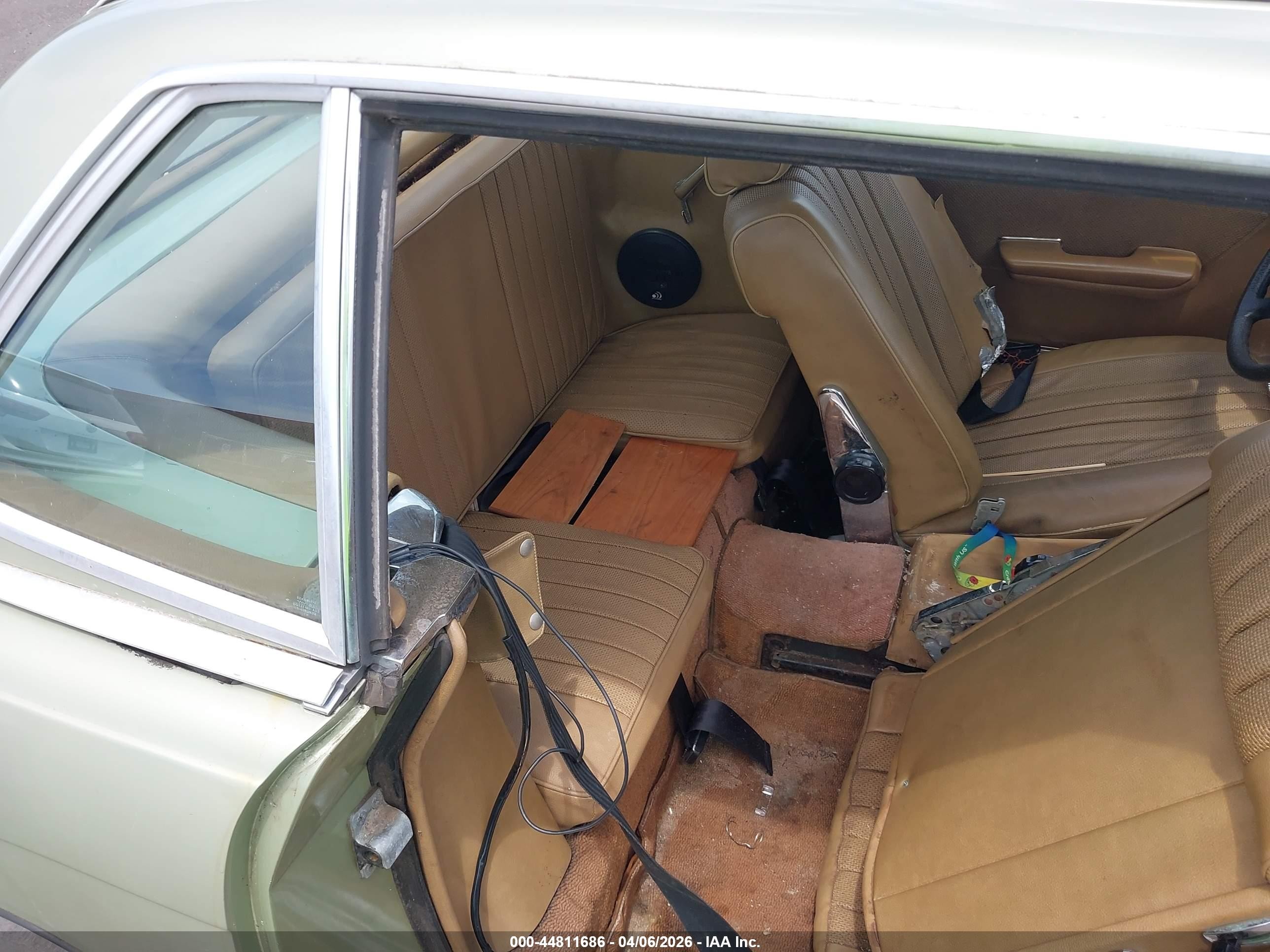 1974 Mercedes-benz 450   Gold vin: 10704412016415   
