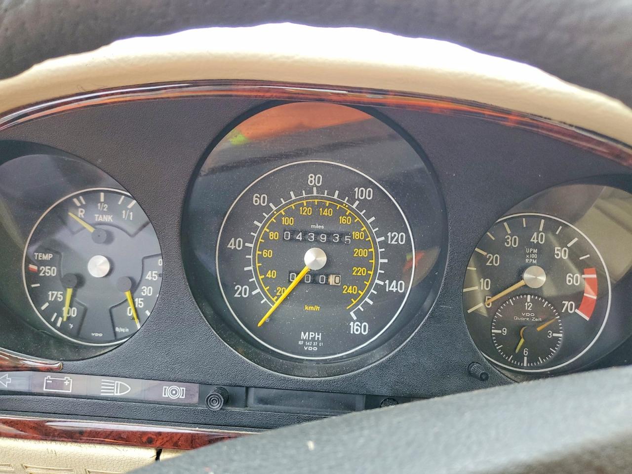 1975 Mercedes Benz 450 Cream vin: 10704412026910