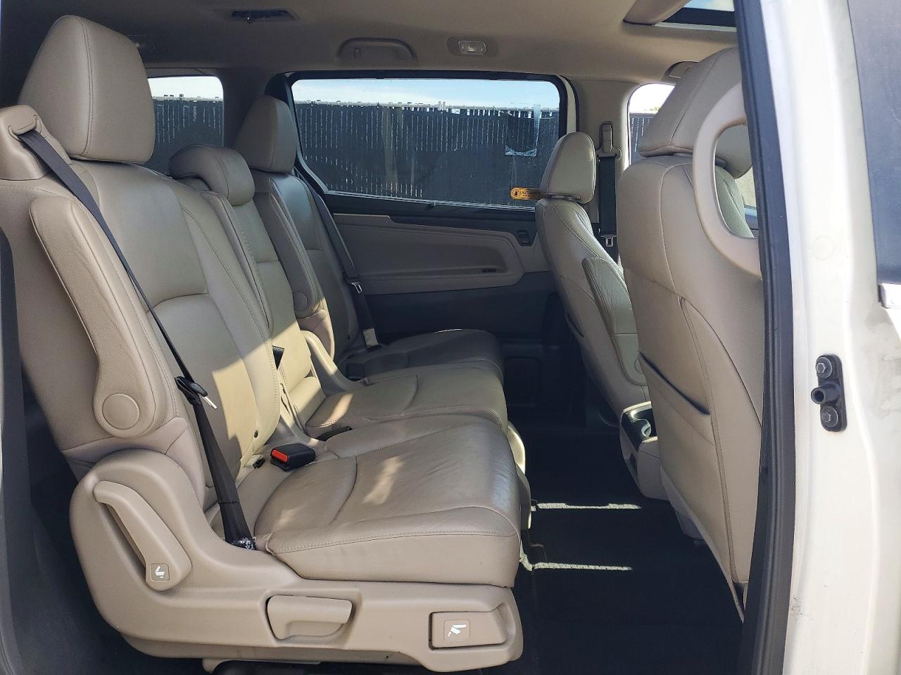 2018 Honda Odyssey Exl White vin: 5FNRL6H77JB055308