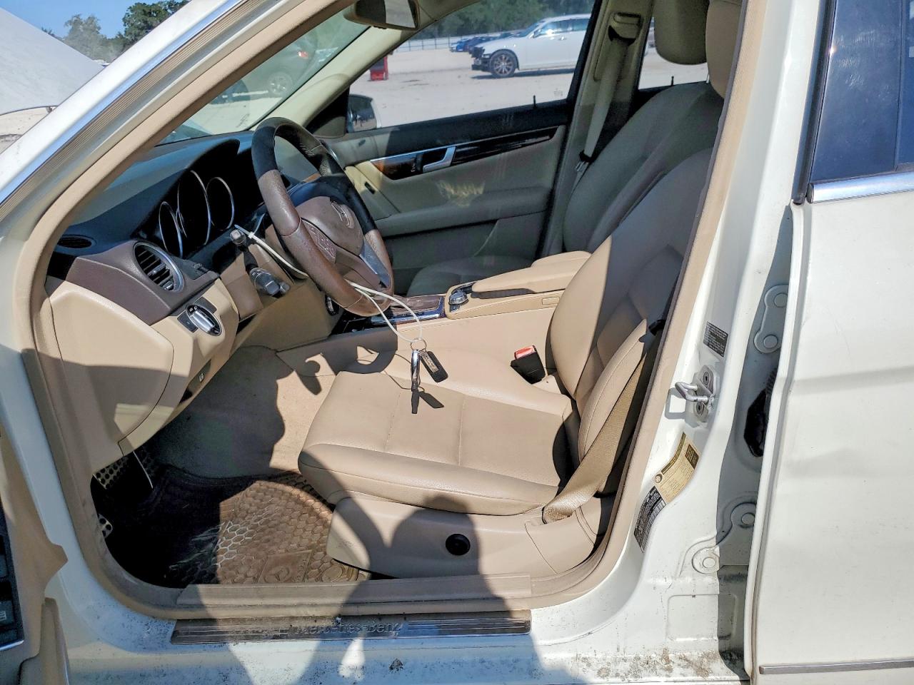 2012 Mercedes-benz C 250 White vin: WDDGF4HB8CA602675
