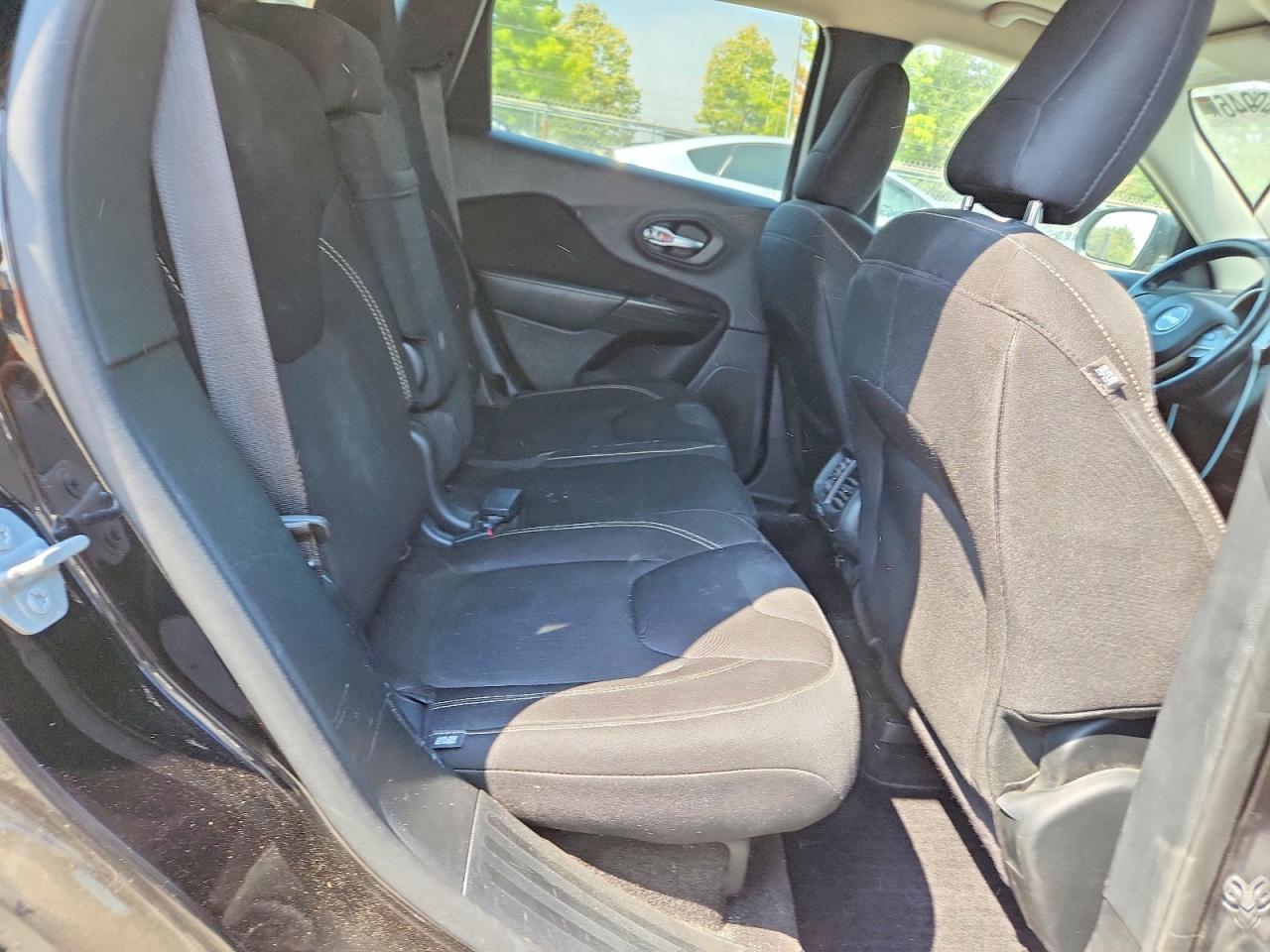 2015 Jeep Cherokee Latitude Черный vin: 1C4PJLCB5FW506343