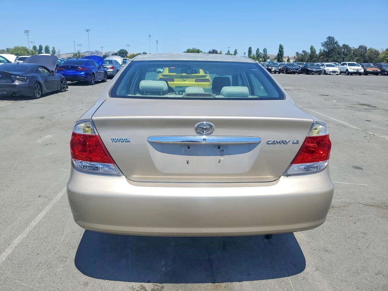 2005 Toyota Camry Le Золотой vin: 4T1BE32K05U065579