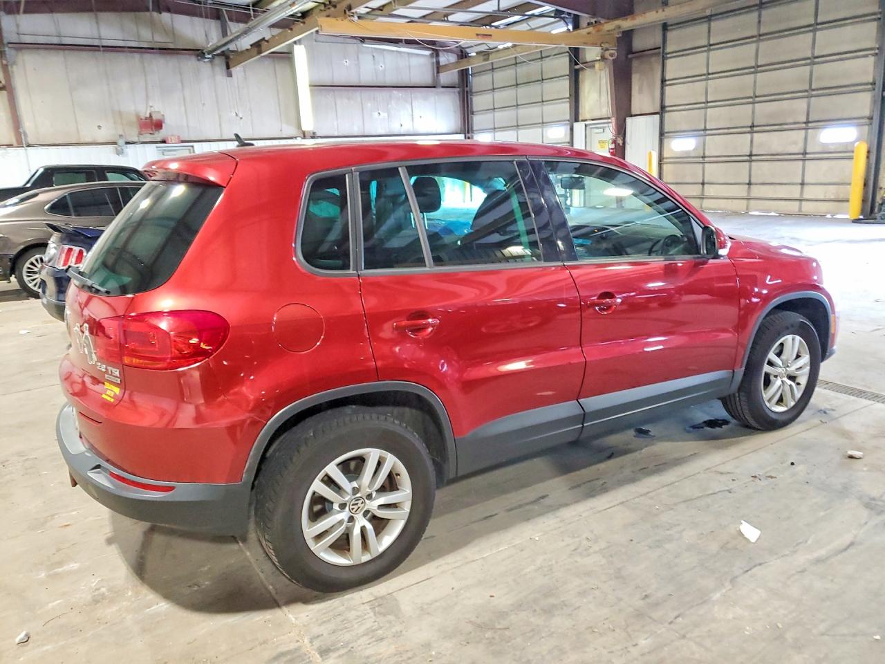 2013 Volkswagen Tiguan S Burgundy vin: WVGBV3AXXDW067145