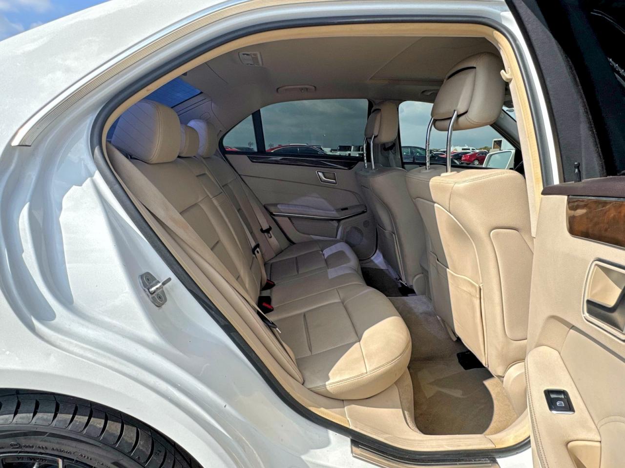 2014 Mercedes-benz E 350 White vin: WDDHF5KB6EA932532