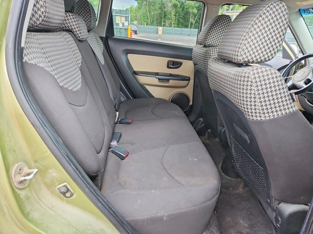 2011 Kia Soul ! Green vin: KNDJT2A22B7272485