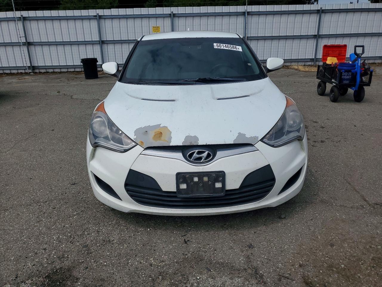 2013 Hyundai Veloster Base White vin: KMHTC6AD7DU105301