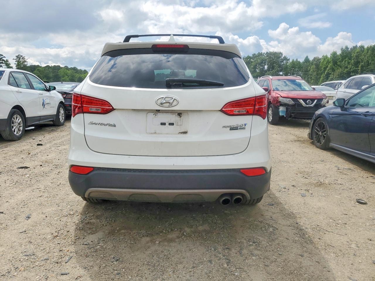 2015 Hyundai Santa Fe Sport 2.0t White vin: 5XYZWDLA5FG238530