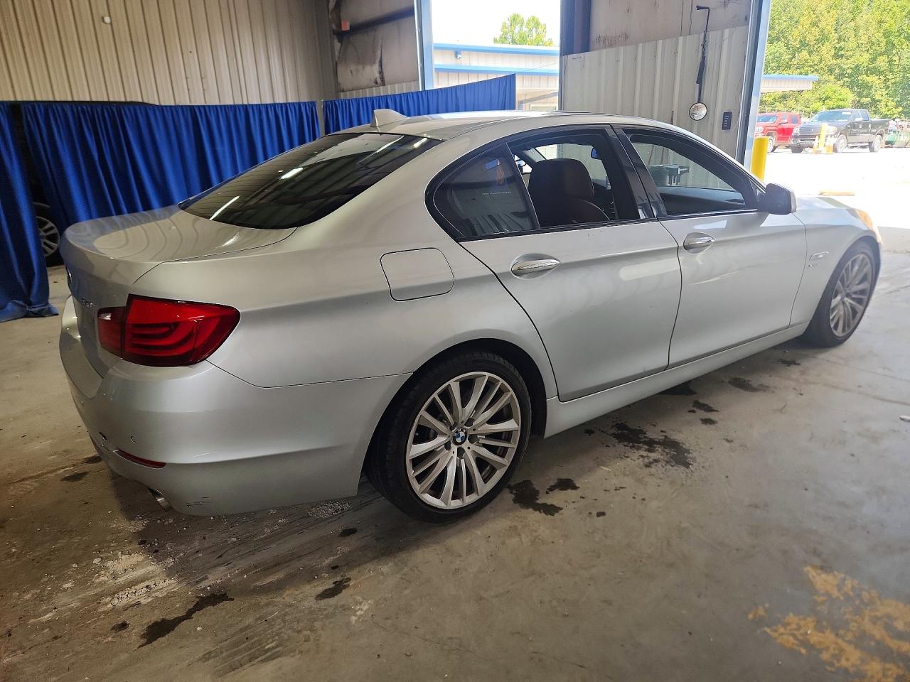 2011 Bmw 550 Xi Silver vin: WBAFU9C55BC785351