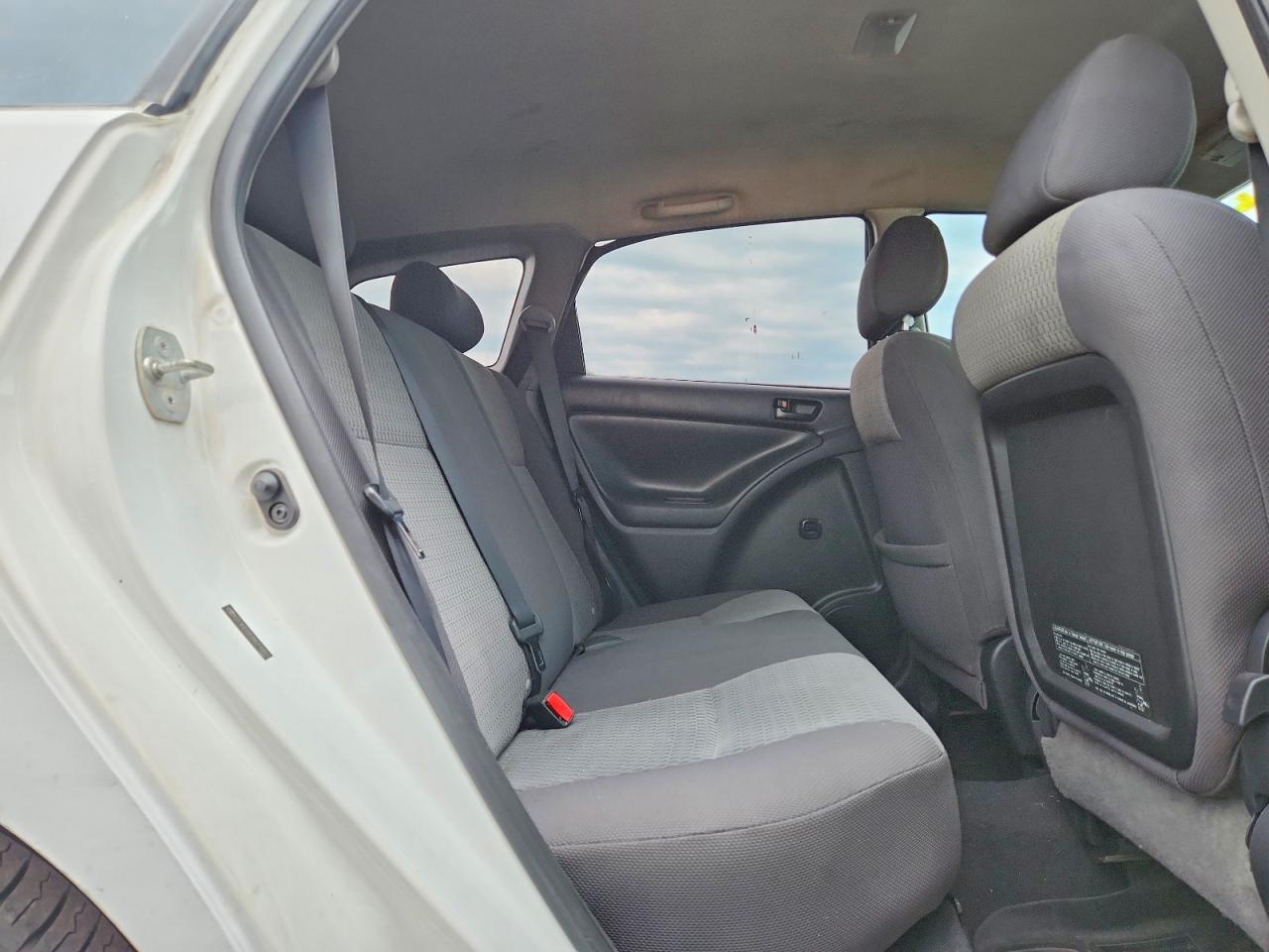 2008 Toyota Corolla Matrix Xr White vin: 2T1KR32E88C710855