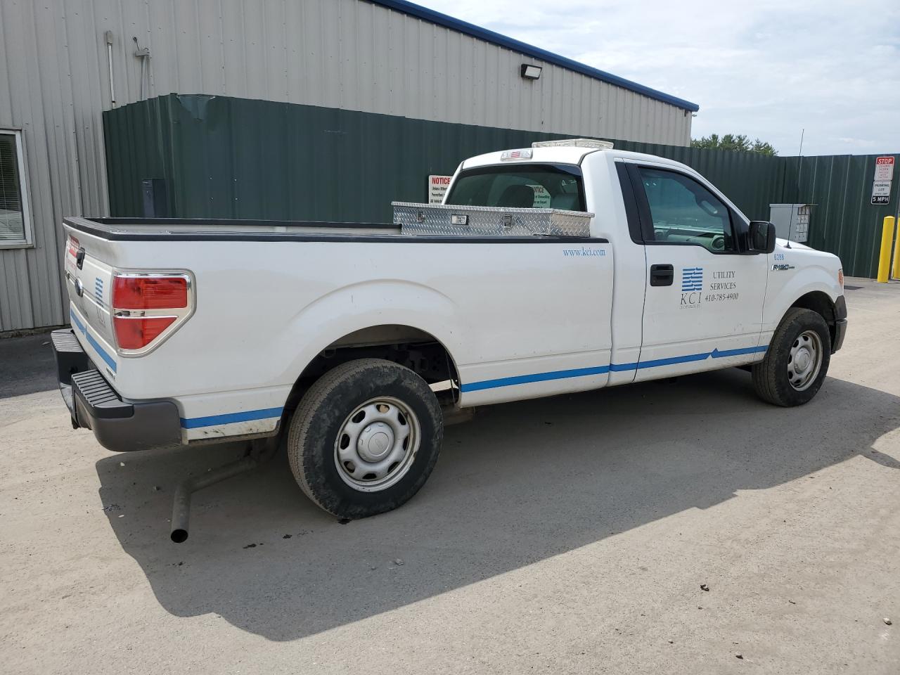 2013 Ford F150 Белый vin: 1FTMF1CM3DKE14761 Damage: Right Bed Side, Dent(S) W/ Paint Dmg, 3 To 4 Inches