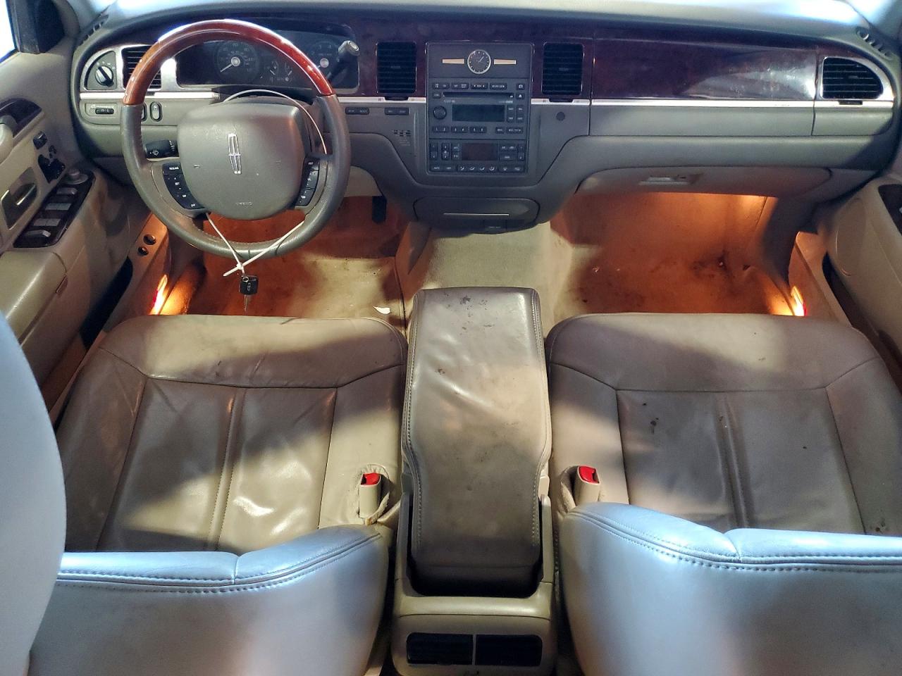 2011 Lincoln Town Car Signature Limited White vin: 2LNBL8CVXBX761236