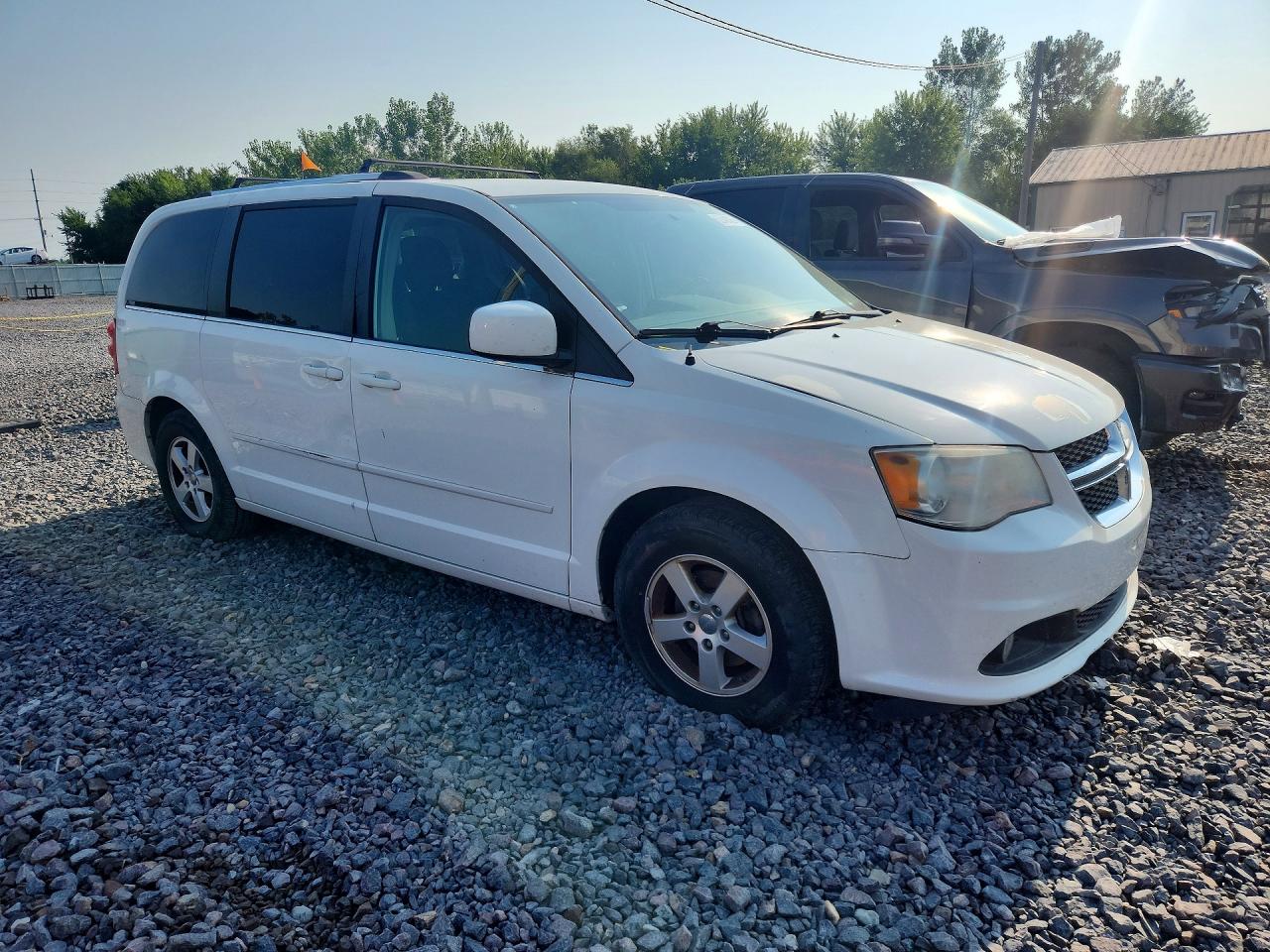 2011 Dodge Grand Caravan Crew White vin: 2D4RN5DG6BR700050