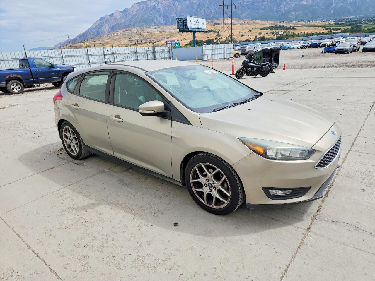 2015 Ford Focus Se Beige vin: 1FADP3K21FL283129