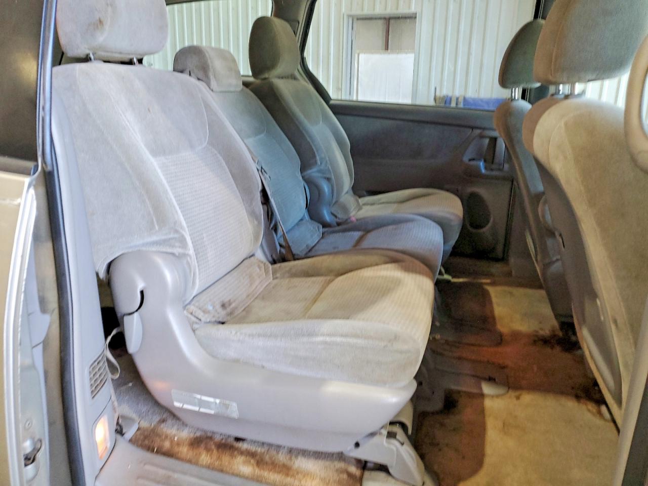 2009 Toyota Sienna Ce 8-passenger Silver vin: 5TDZK23C19S255706